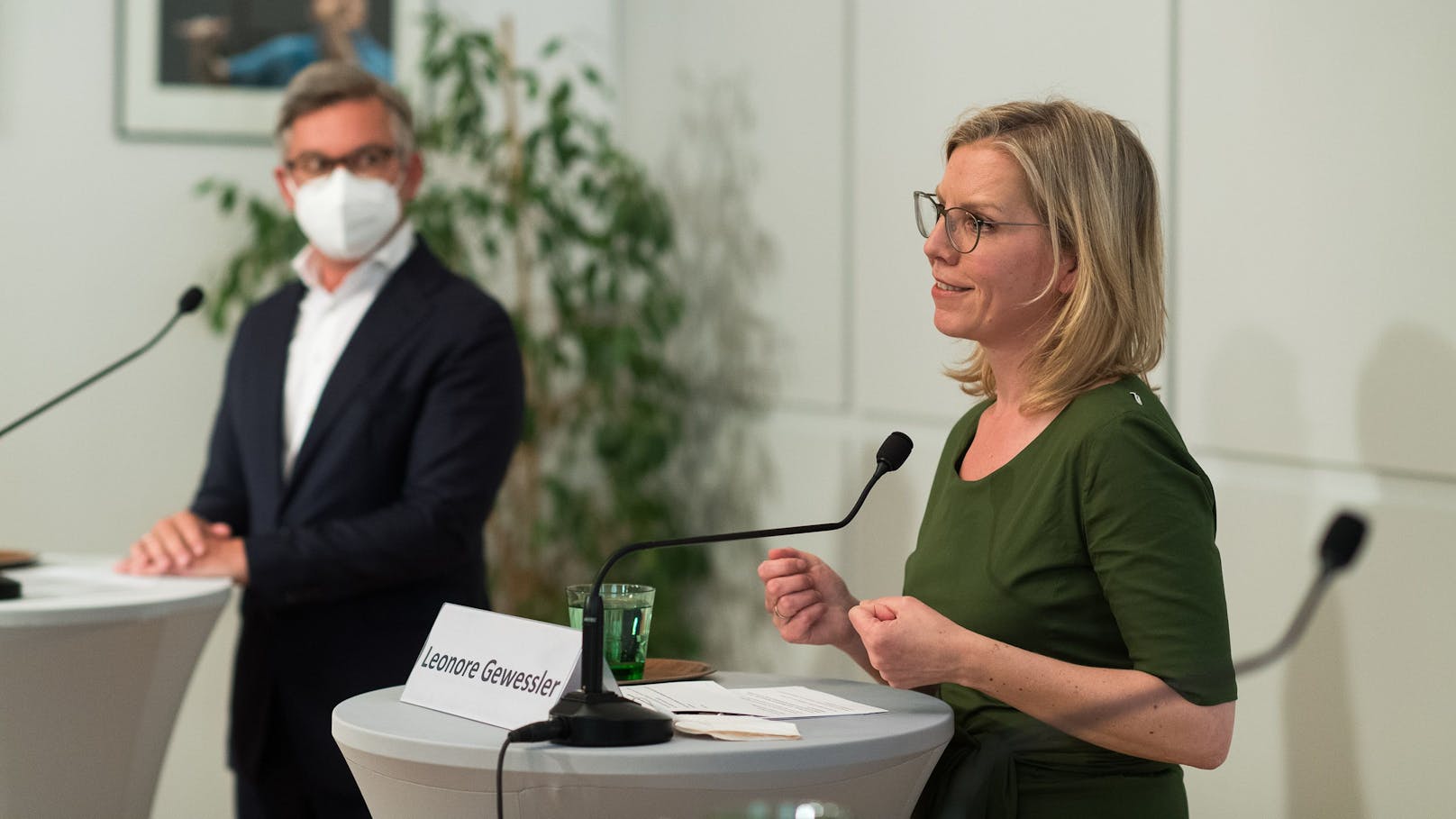 Leonore Gewessler (Grüne) und Finanzminister Magnus Brunner (ÖVP) stellten die neuen Maßnahmen vor.