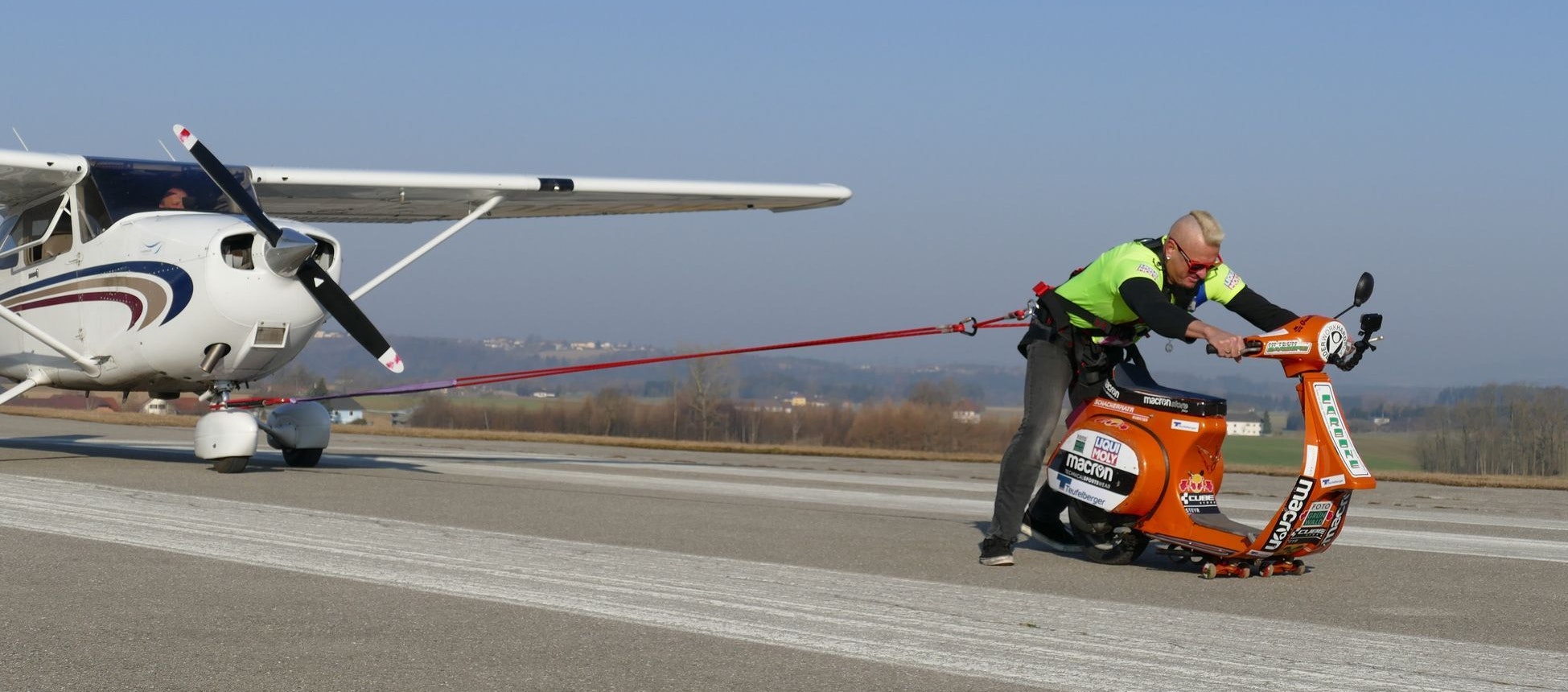 Mit einer Vespa zog er das Flugzeug 99 Meter weit