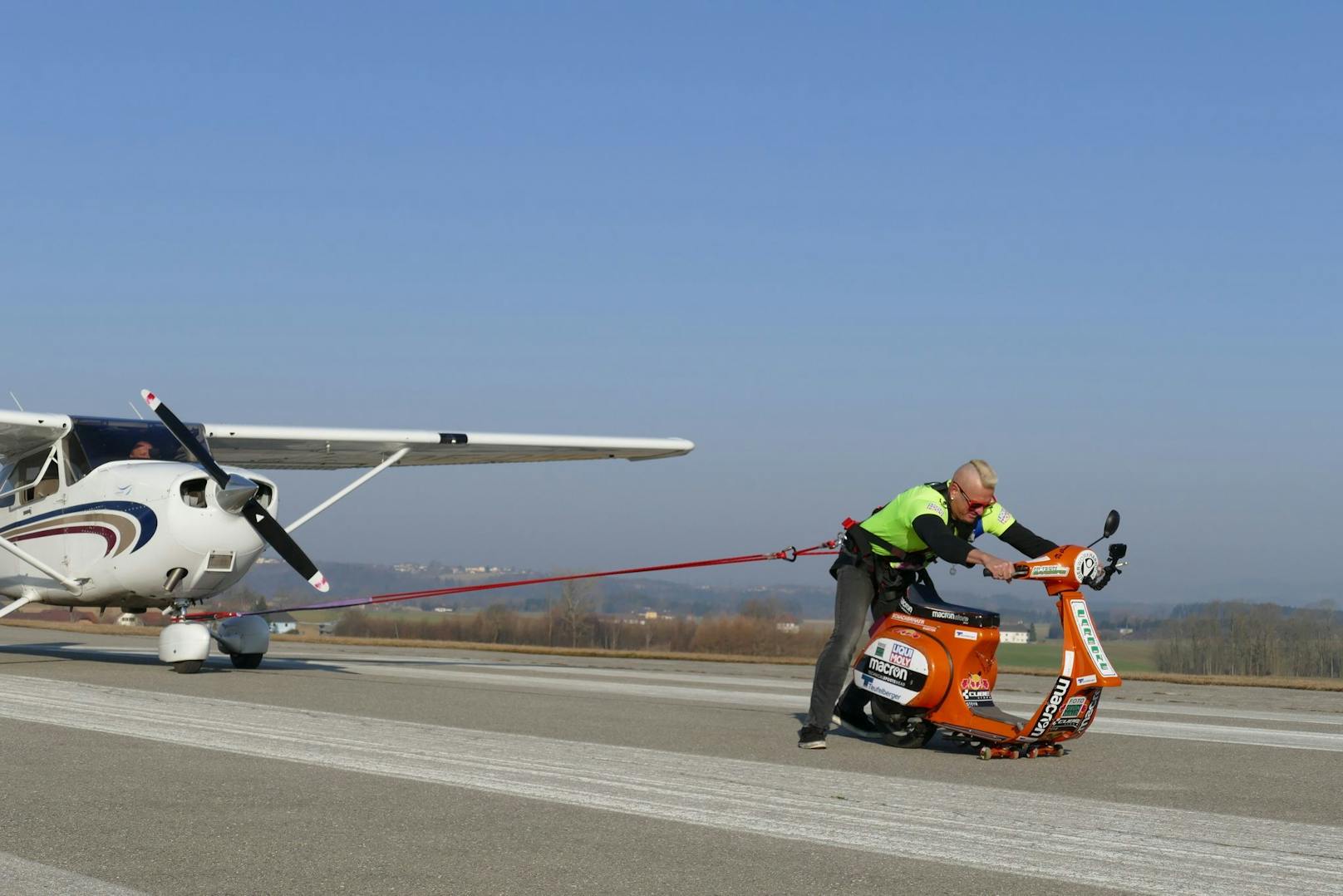 Weltrekord! Steyrer zog 1-Tonnen-Flugzeug mit Vespa