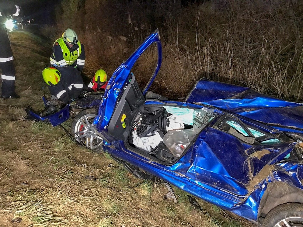 Der Pkw wurde in die Luft katapultiert.
