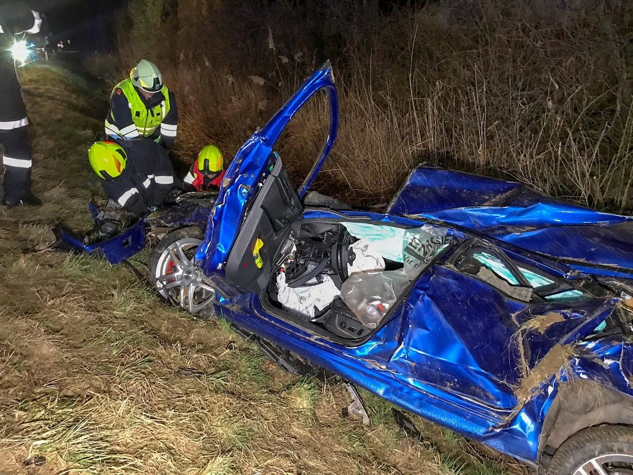 Heute.at - Lenker nach mehrfachem Pkw-Salto eingeklemmt