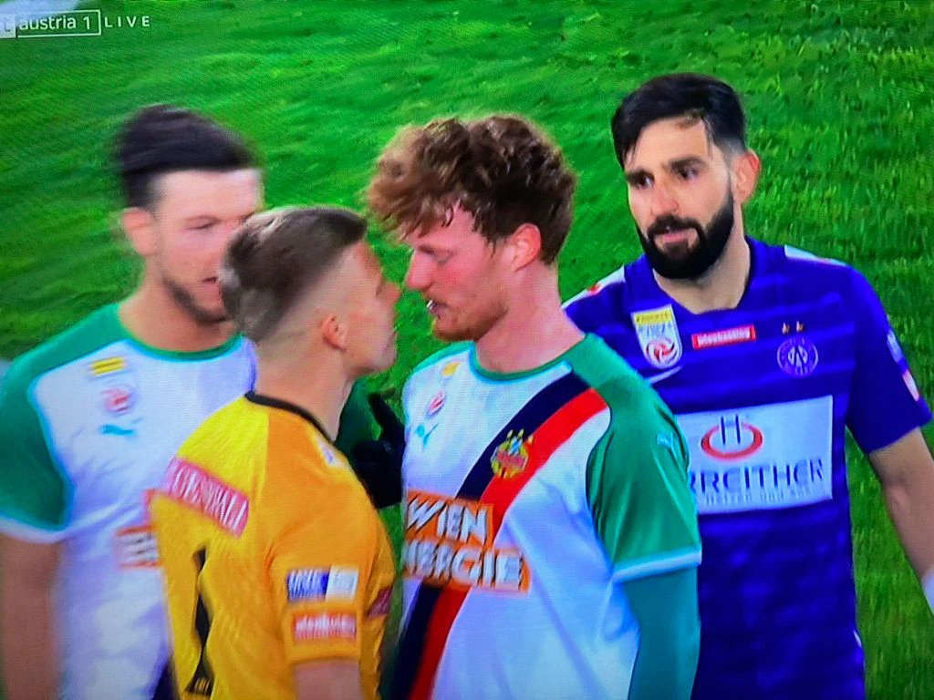 Patrick Pentz und Ferdi Druijf geraten aneinander.