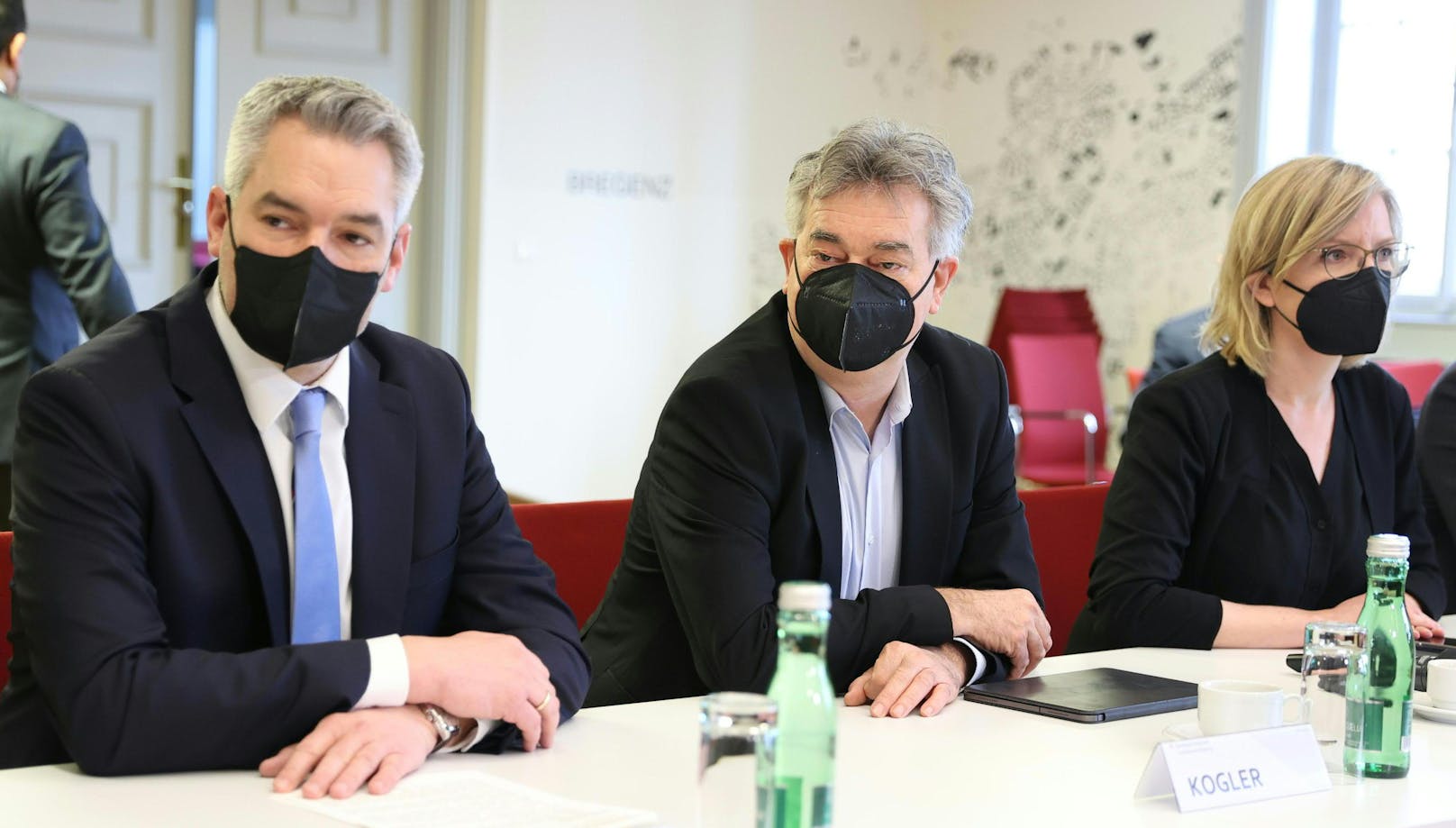 Bundeskanzler Karl Nehammer (ÖVP), Vizekanzler Werner Kogler (Grüne) und Umweltministerin Leonore Gewessler