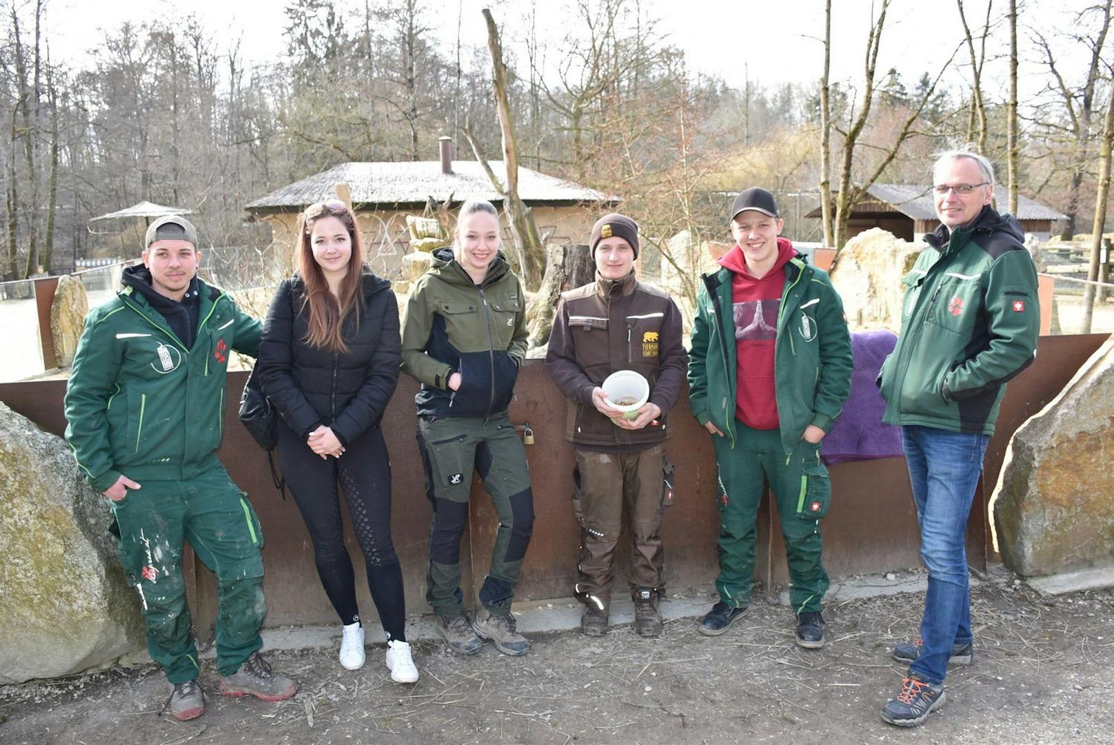 Das Team vom Naturpark Buchenberg schaute sich die Erdmännchen im Tierpark Haag.
