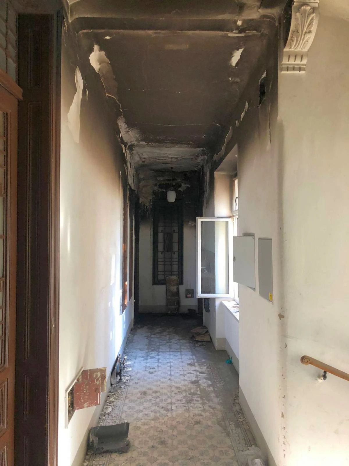 Der Gang vor der Brandwohnung ist schwer in Mittleidenschaft gezogen.