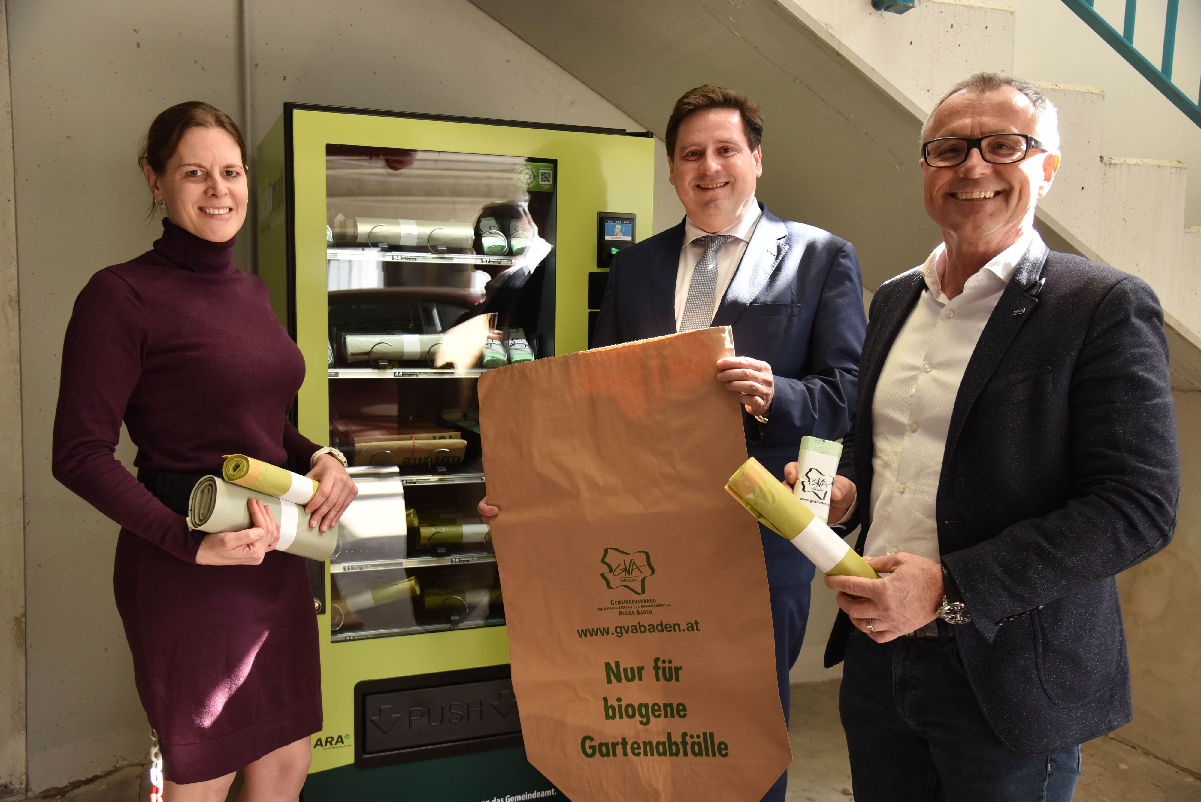 Vorgestellt wurde der Sackomat vom GVA-Verbands-Geschäftsführer Herbert Ferschitz (r.), im Bild mit Bürgermeister Stefan Szirucsek und Gemeinderätin Petra Haslinger