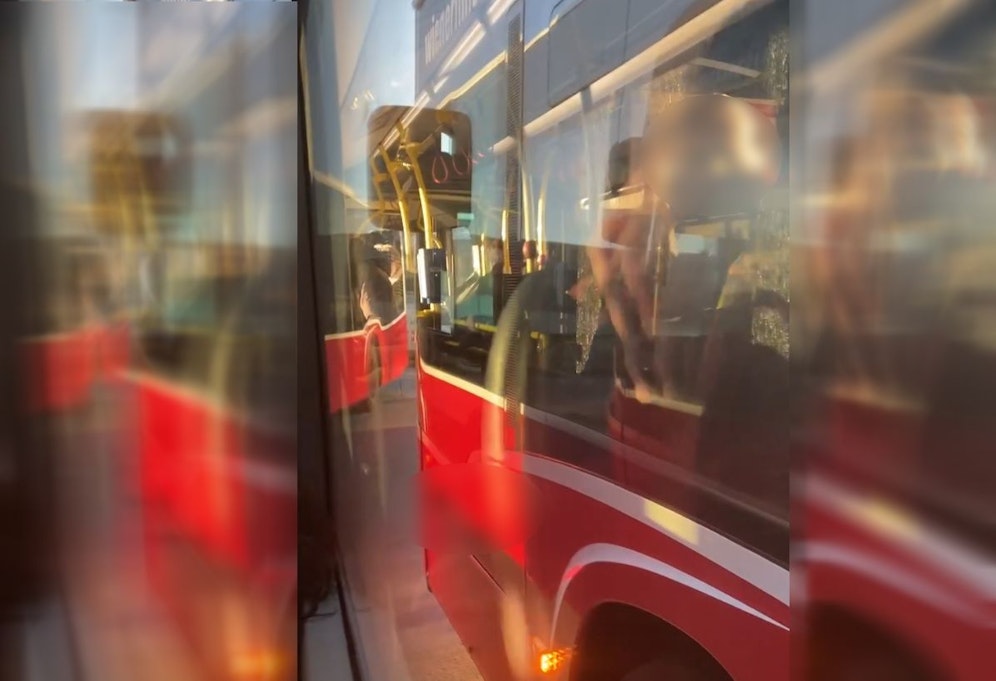 Busfahrer kriegen sich bei Panne in Meidling in die Haare.