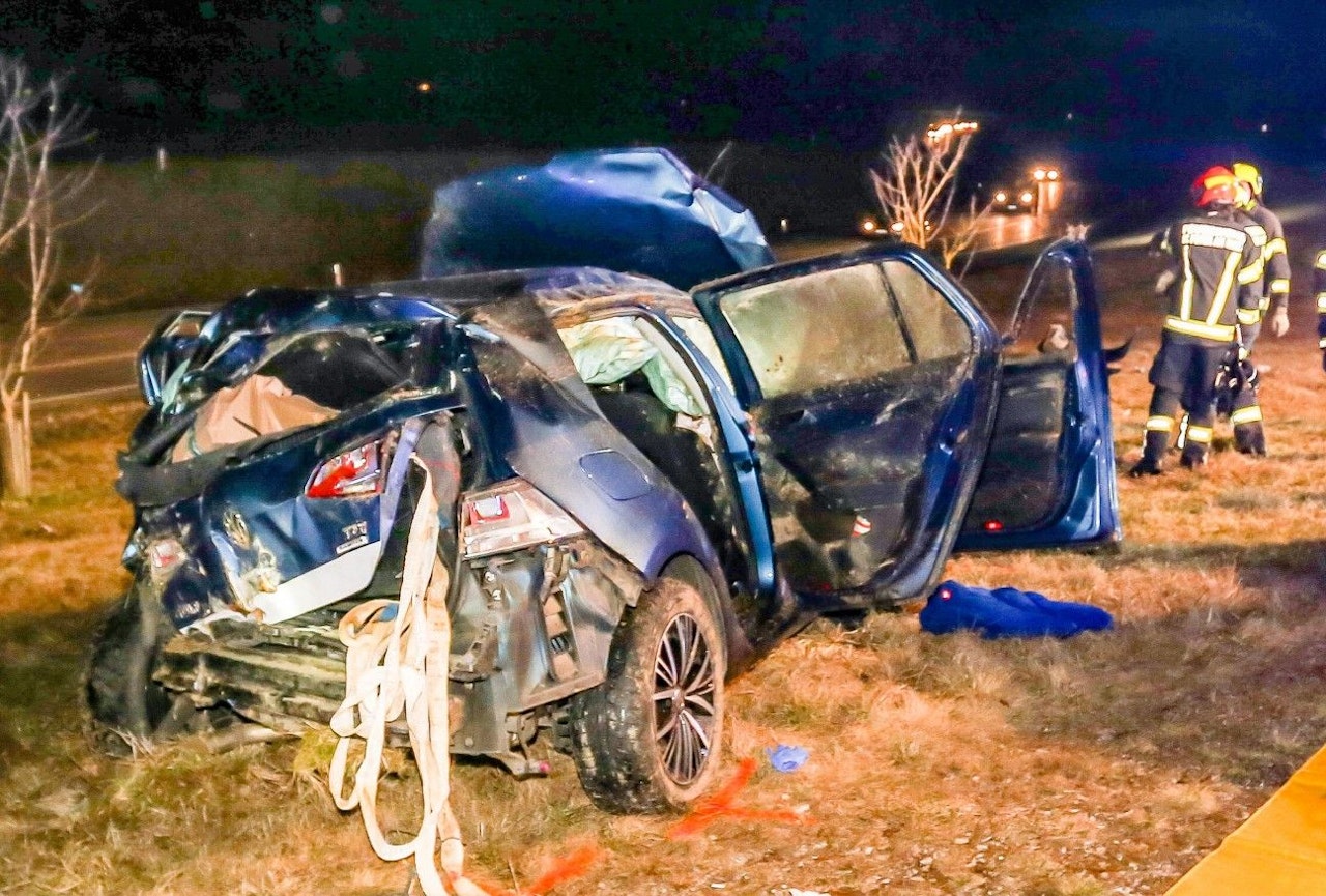 Heute.at - Mit 1,6 Promille gegen Baum, Polizisten als Lebensretter