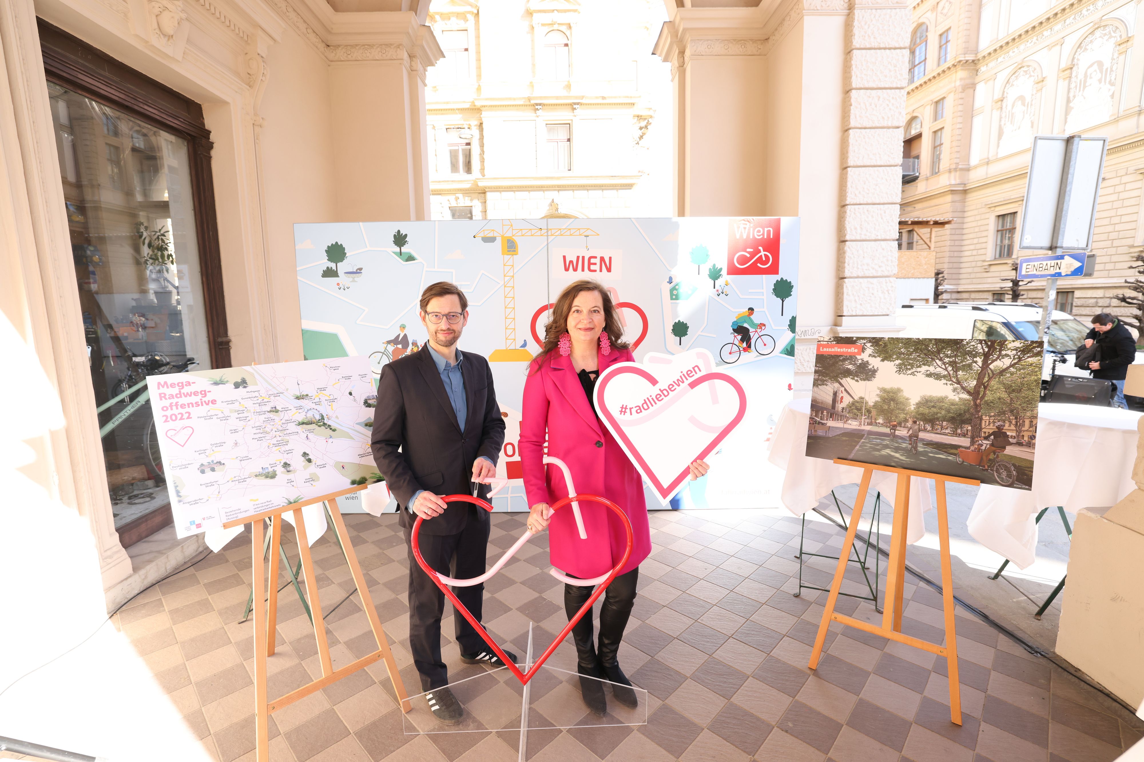 Planungsstadträtin Ulli Sima (SPÖ) präsentierte die neuen Pläne am Montag mit Mobilitätssprecherin Angelika Pipal-Leixner (Neos) und Radverkehrsbeauftragter Martin Blum.