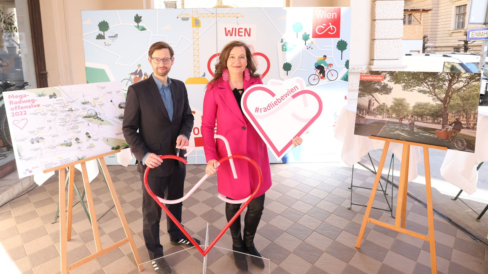 Planungsstadträtin Ulli Sima (SPÖ) präsentierte die neuen Pläne am Montag mit Mobilitätssprecherin Angelika Pipal-Leixner (Neos) und Radverkehrsbeauftragter Martin Blum.