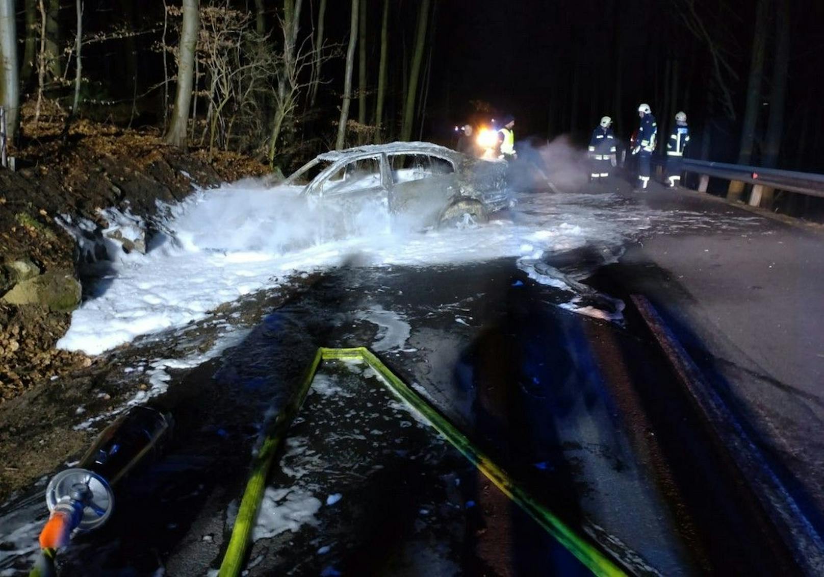 Die Feuerwehr löschte den Brand mit Schaummittel.