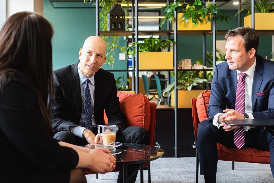 Best Practices im hybriden Arbeiten: Arbeitsminister Kocher zu Besuch bei Microsoft Österreich.