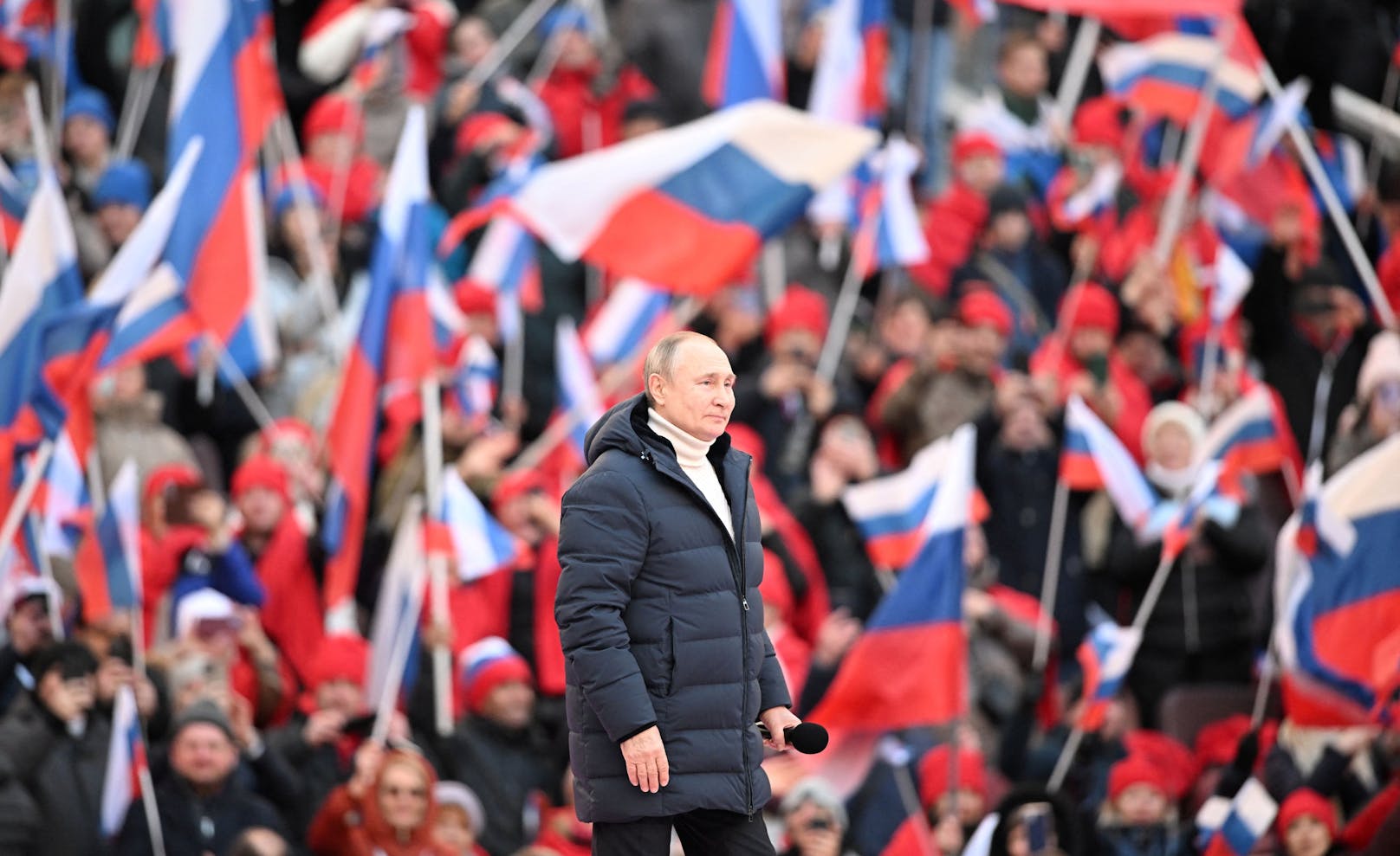 Die Menschen riefen: "Für Russland. Für den Sieg." Über der Bühne, auf der Putin auftrat, stand: "Für eine Welt ohne Nazismus".