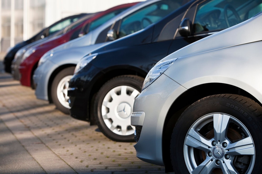 Fahrzeuge, die in Reih und Glied am Gehsteig parken, amüsieren derzeit die Twitter-Gemeinde (Symbolbild).