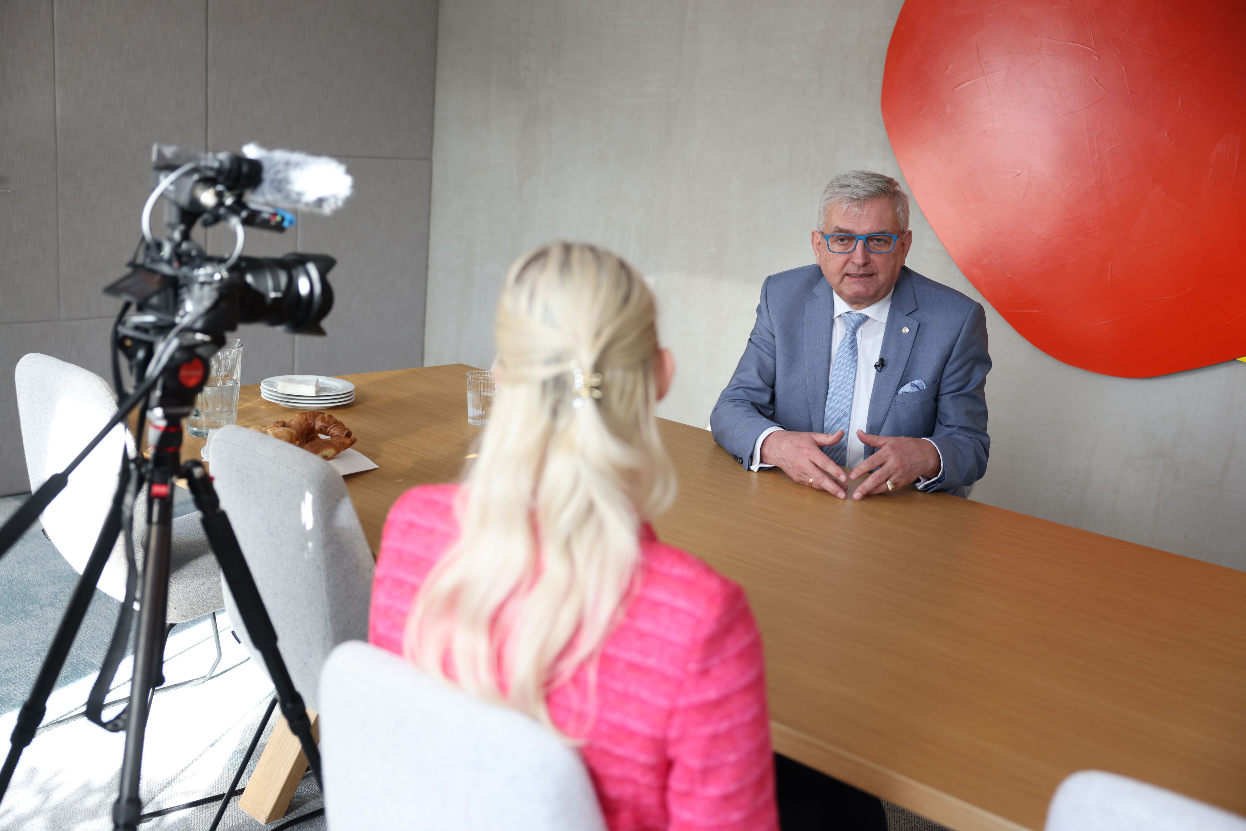 Bgm. Mag. Alfred Riedl im Gespräch mit der Heute For Future-Award Projektleiterin Laura Rabensteiner.