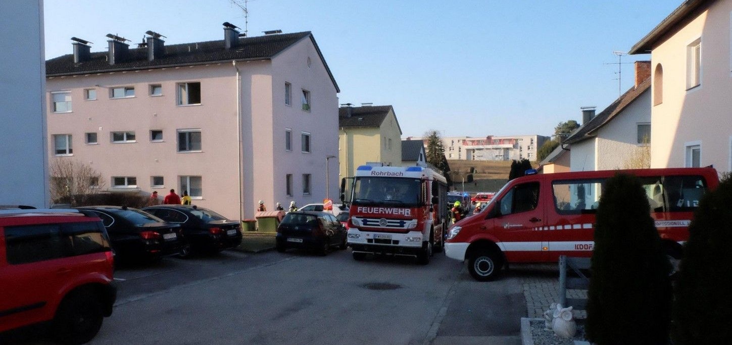 Die Feuerwehr rückte mit fünf Fahrzeugen an.