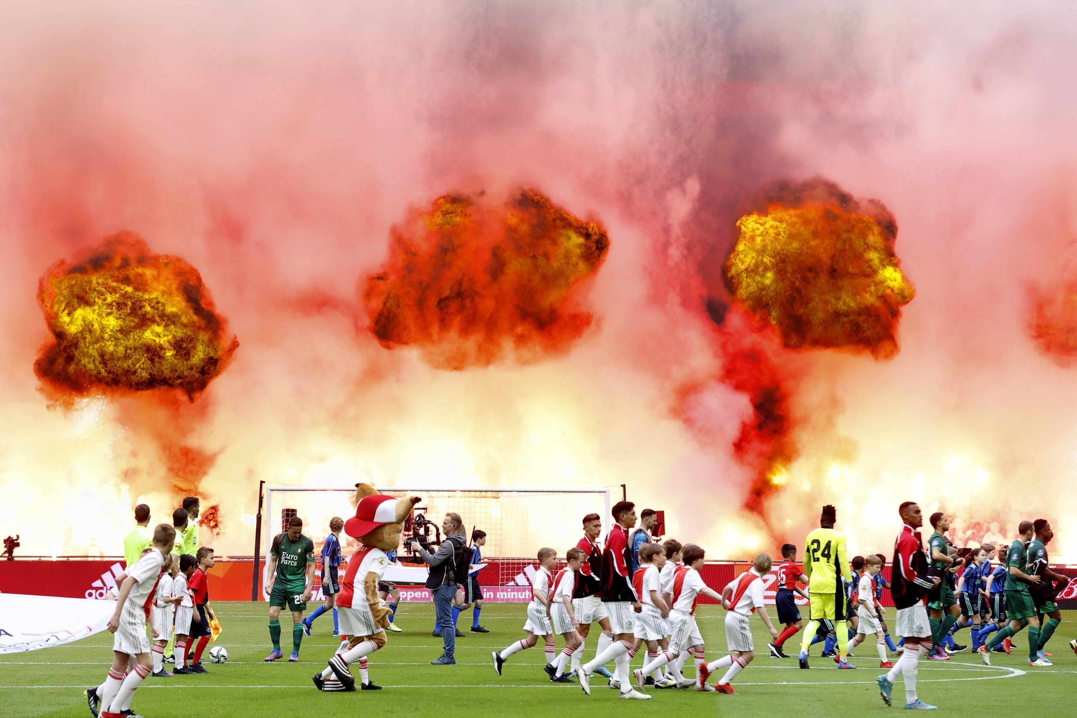 Feuer-Choreo im Ajax-Block