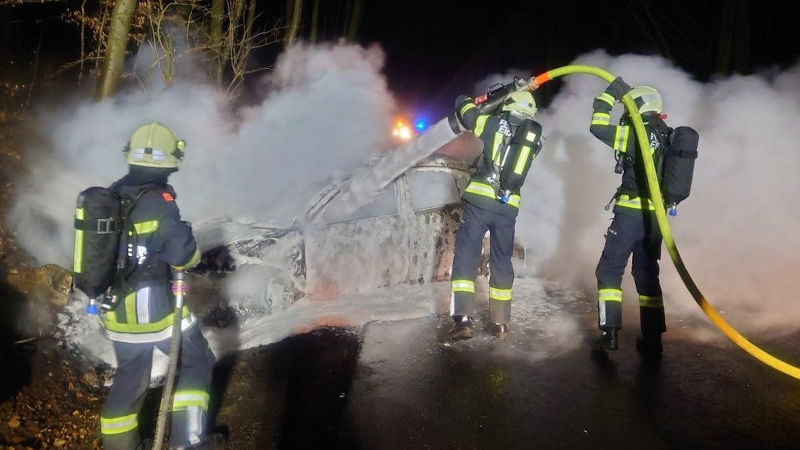 Die Feuerwehr Eidenberg rückte aus, um das brennende Auto zu löschen.