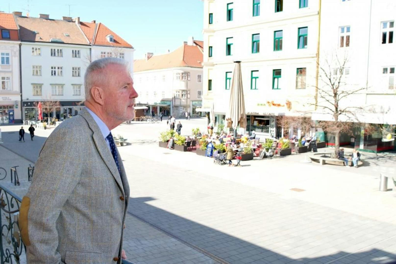 Bürgermeister Klaus Schneeberger am Balkon des Rathauses