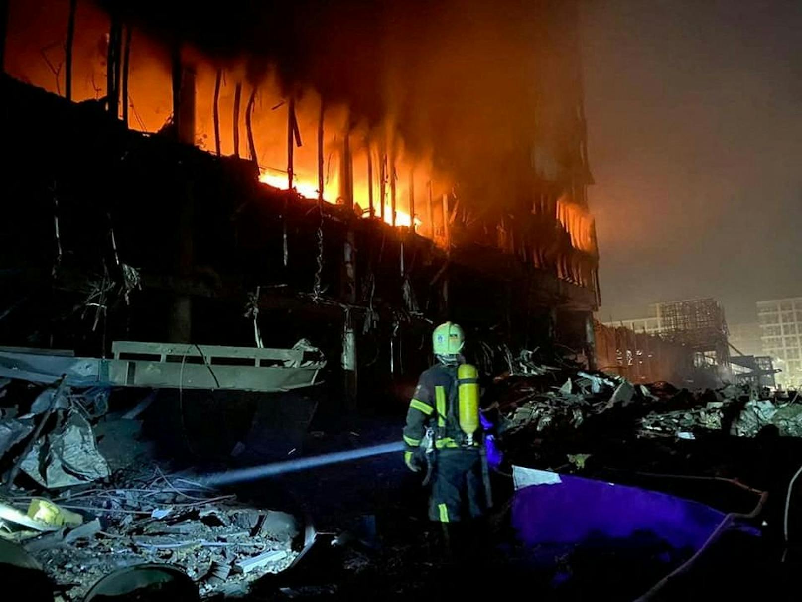 In der Nacht auf den 21. März 2022 sind Wohnhäuser und ein Einkaufszentrum in Kiew von russischen Bomben zerstört worden. Es gibt mindestens vier Todesopfer.