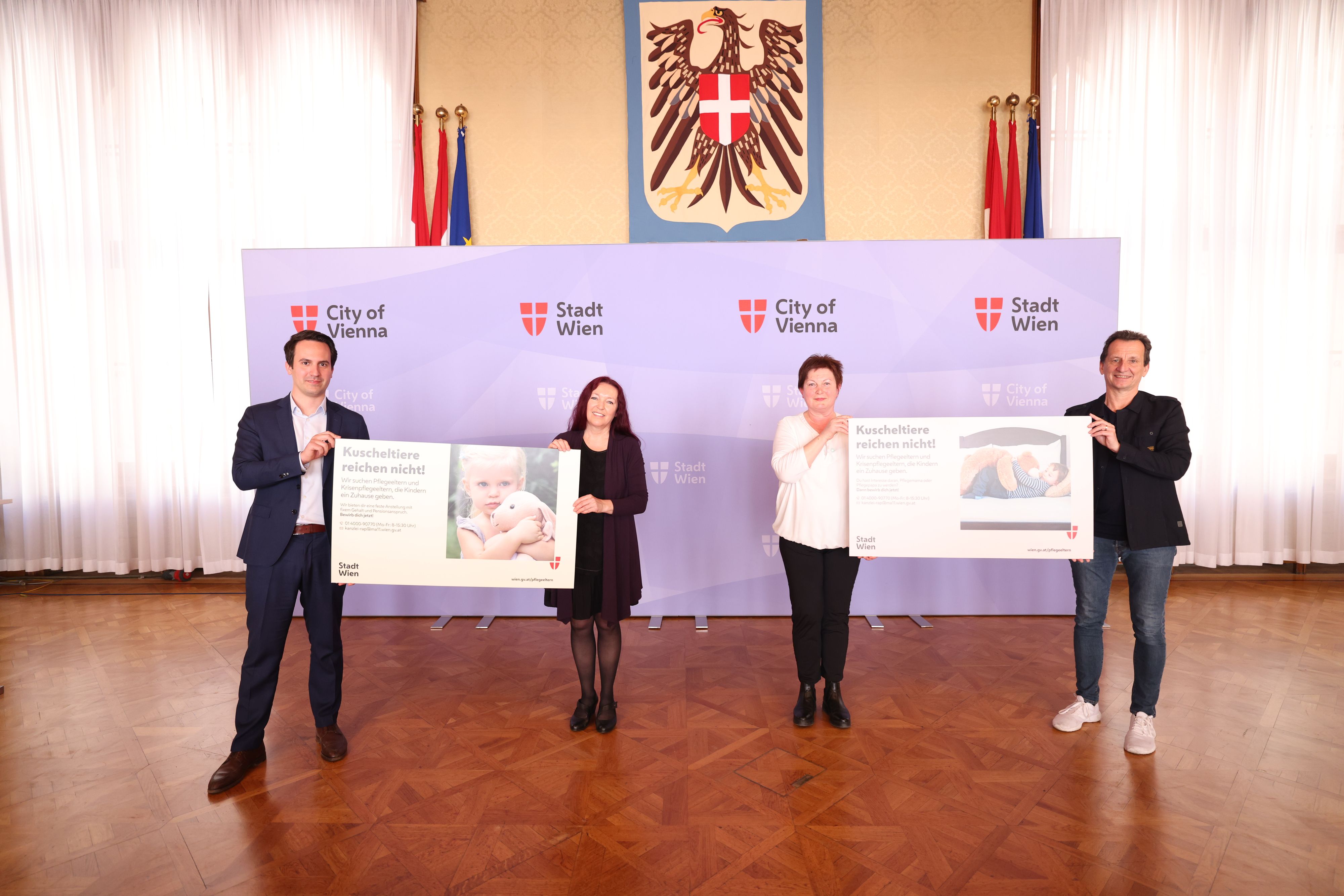 Der Bedarf an Krisenpflegeeltern und Langzeitpflegern steigt. Mit einer neuen Kampagne sucht Vizebürgermeister und Jugendstadtrat Christoph Wiederkehr (Neos,l.; hier am Bild mit Krisenpflegemama Christine Baidinger, der Leiterin des Fachbereichs Pflegekinder der Wiener Kinder und Jugendhilfe Martina Reichl-Rossbacher und SPÖ-Gemeinderat und selbst Krisenpflegepapa Christian Oxonitsch) nach neuen Interessenten.) 