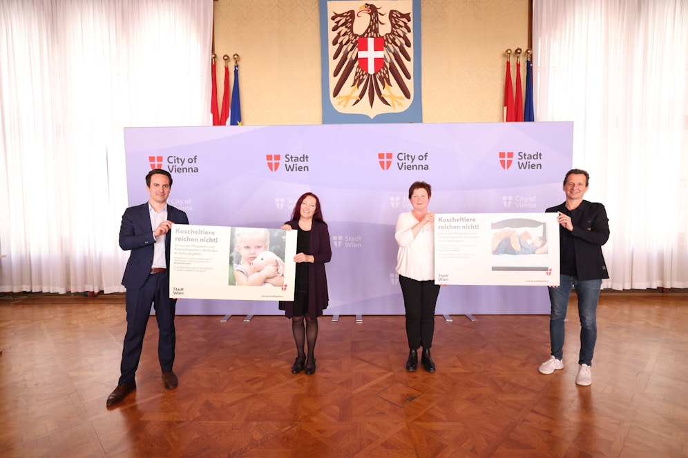 Der Bedarf an Krisenpflegeeltern und Langzeitpflegern steigt. Mit einer neuen Kampagne sucht Vizebürgermeister und Jugendstadtrat Christoph Wiederkehr (Neos, l.; hier am Bild mit Krisenpflegemama Christine Baidinger, der Leiterin des Fachbereichs Pflegekinder der Wiener Kinder und Jugendhilfe Martina Reichl-Rossbacher und SPÖ-Gemeinderat und selbst Krisenpflegepapa Christian Oxonitsch) nach neuen Interessenten.) 