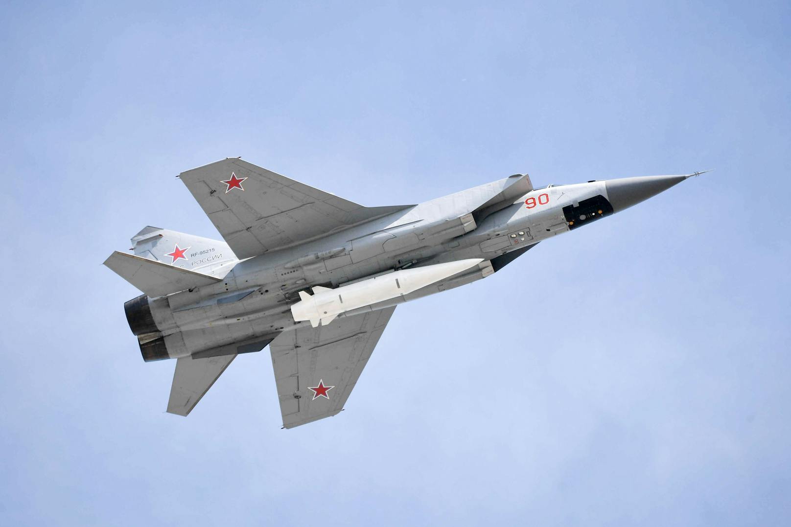 Die rund 7 Meter lange Hyperschallrakete "Kinschal" (hier in weiß) wird in der Luft von Tu-22M3 oder MiG-31K Kampfjets ausgeklinkt.