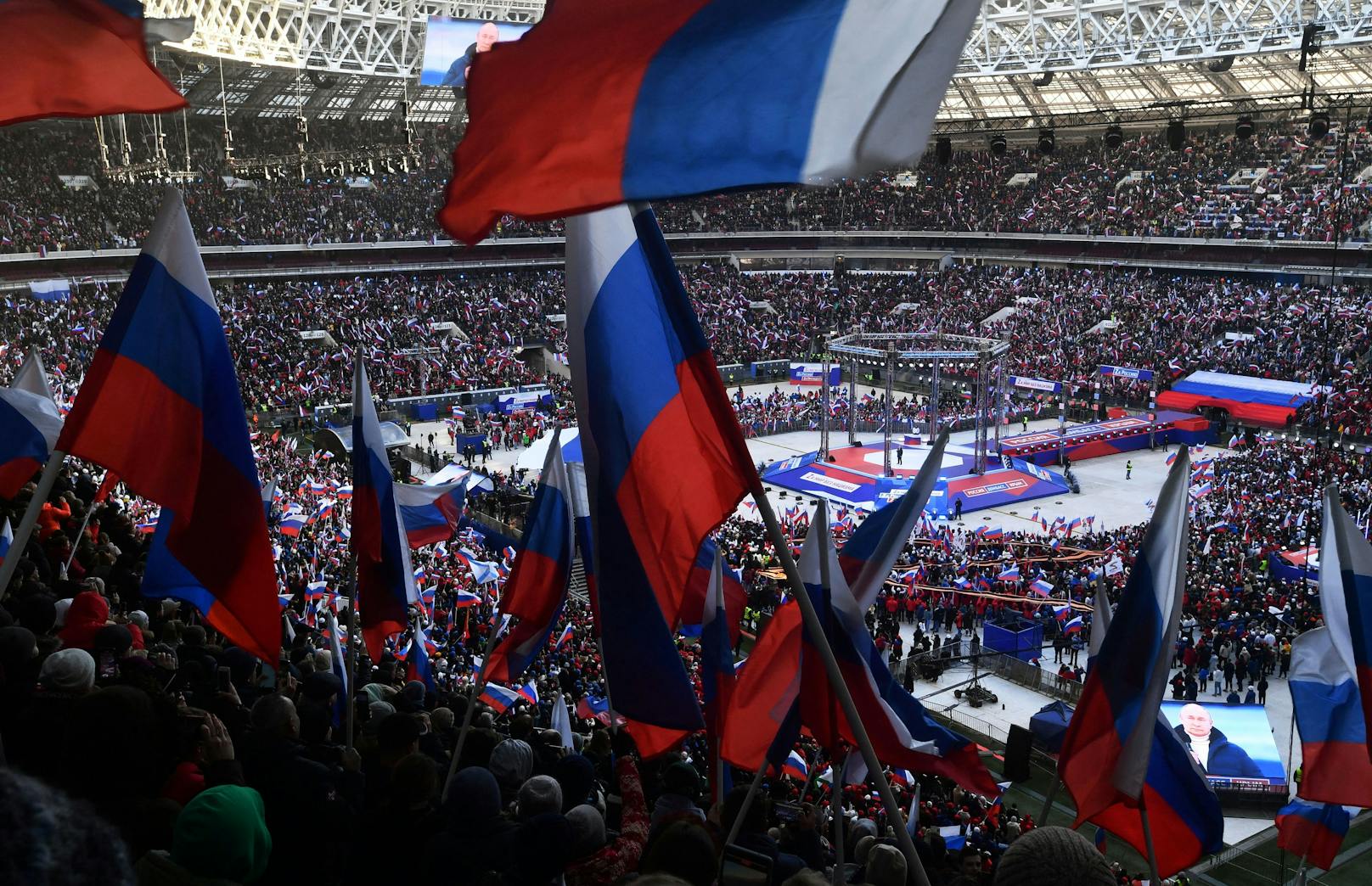 Im Stadion schwenkten derweil die Menschen weiter die russischen Staatsflaggen und Fahnen...