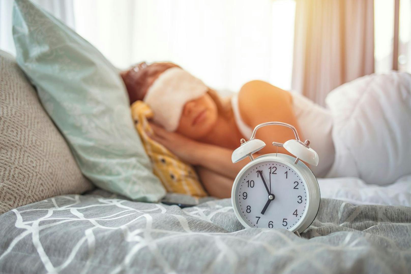 Eine Aktivität die sich bestimmt nicht als Herausforderung erweisen wird wäre genug Schlaf und Bettruhe zu bekommen. Ein guter Schlaf wirkt sich positiv auf deine Fitnessleistung aus. Schaue also darauf, dass du nachts mindestens acht Stunden schläfst.
