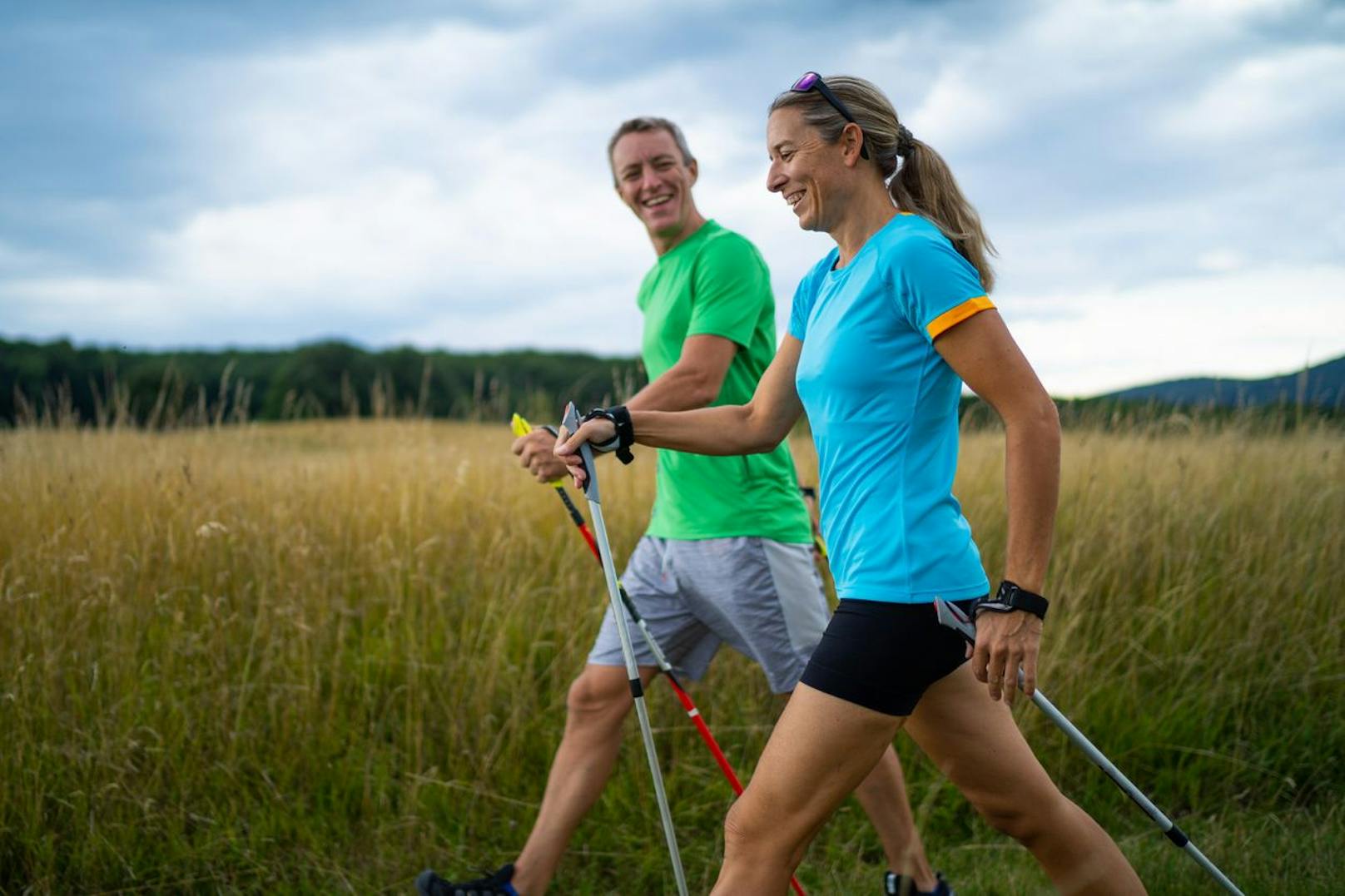 Wenn du jedoch eine Ausdauersportart betreiben möchtest, sind Nordic Walking und Skilanglauf als ideale Alternative zu empfehlen, um viele deiner Muskelgruppen zum Einsatz zu bringen. 