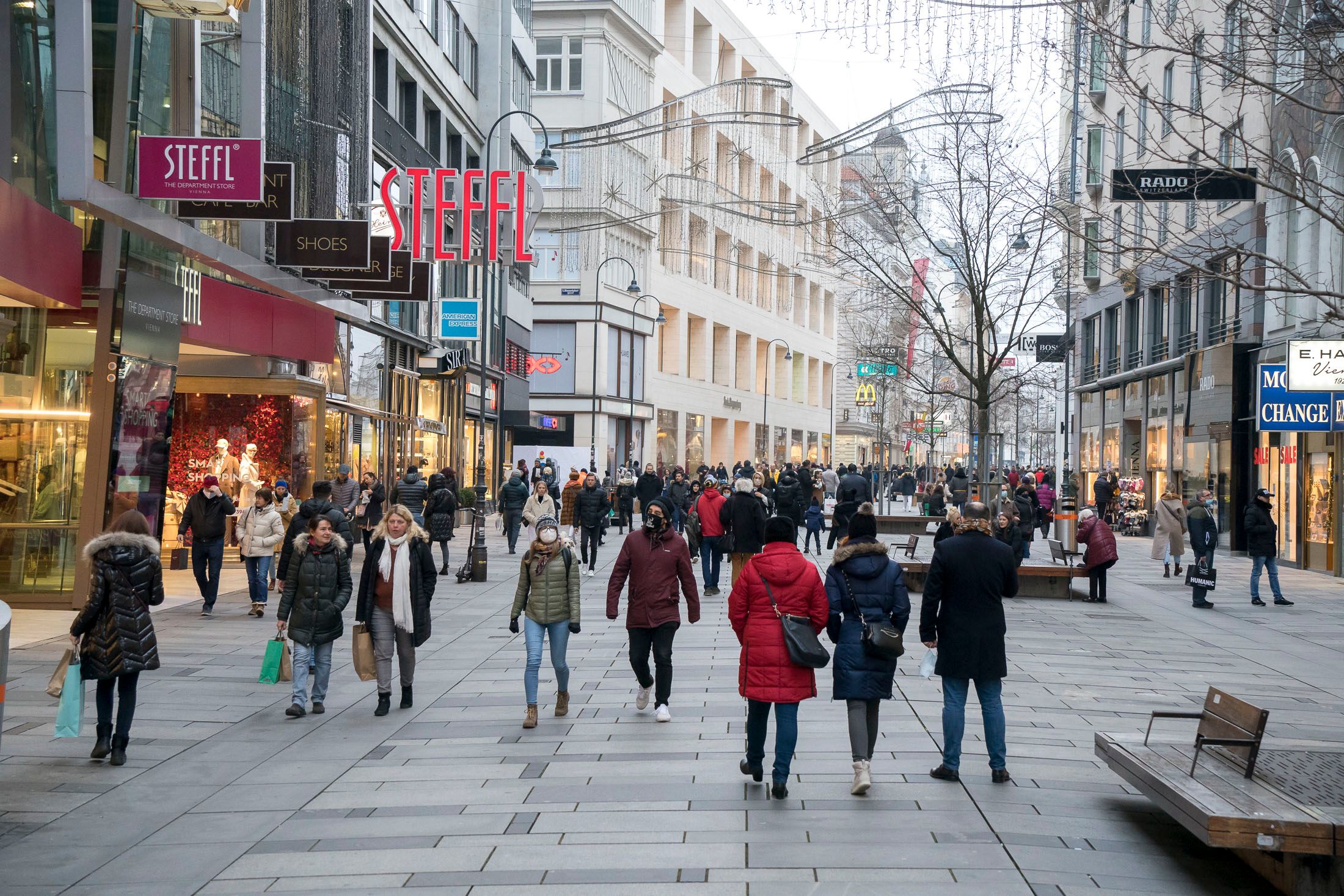 Die Corona-Zahlen bleiben auf hohem Niveau – deswegen gilt ab Mittwoch auch wieder die Maskenpflicht in Innenräumen.