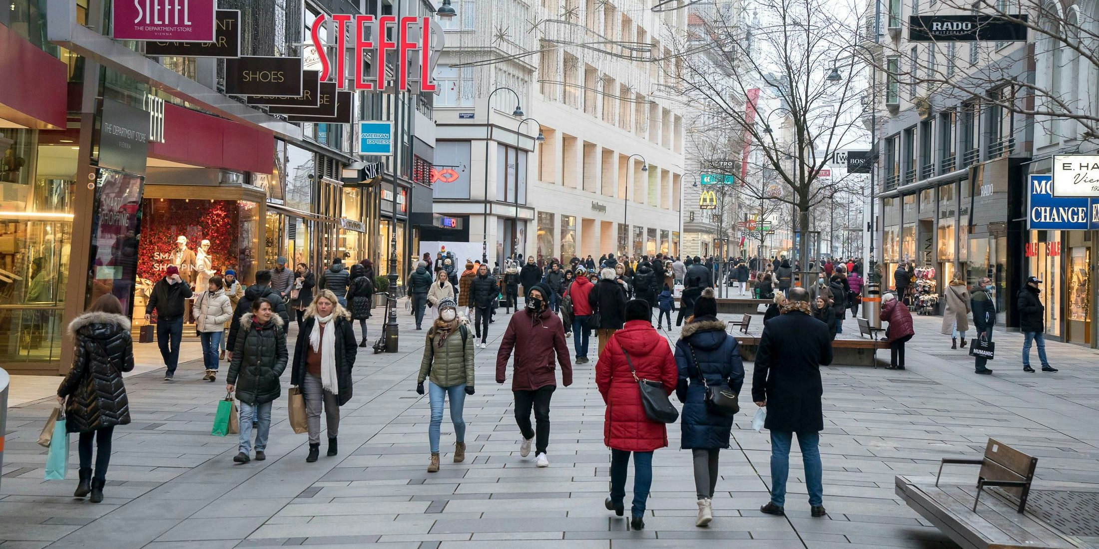 Die Corona-Zahlen bleiben auf hohem Niveau – deswegen gilt ab Mittwoch auch wieder die Maskenpflicht in Innenräumen.