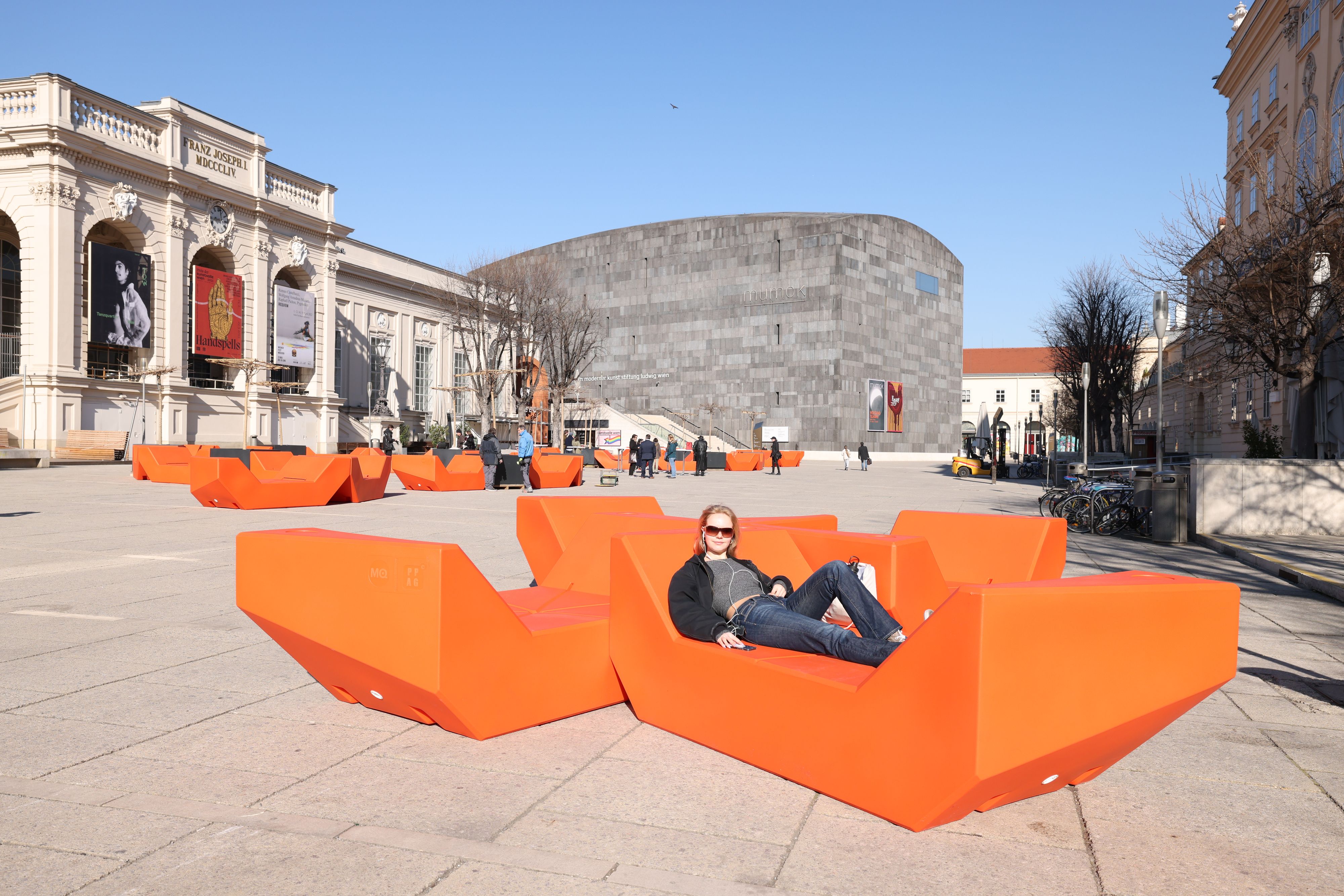 Luisa (16) ist eine der Ersten, die auf den neuseten Möbeln im Wiener Museumsquartier Probe liegt.&nbsp;