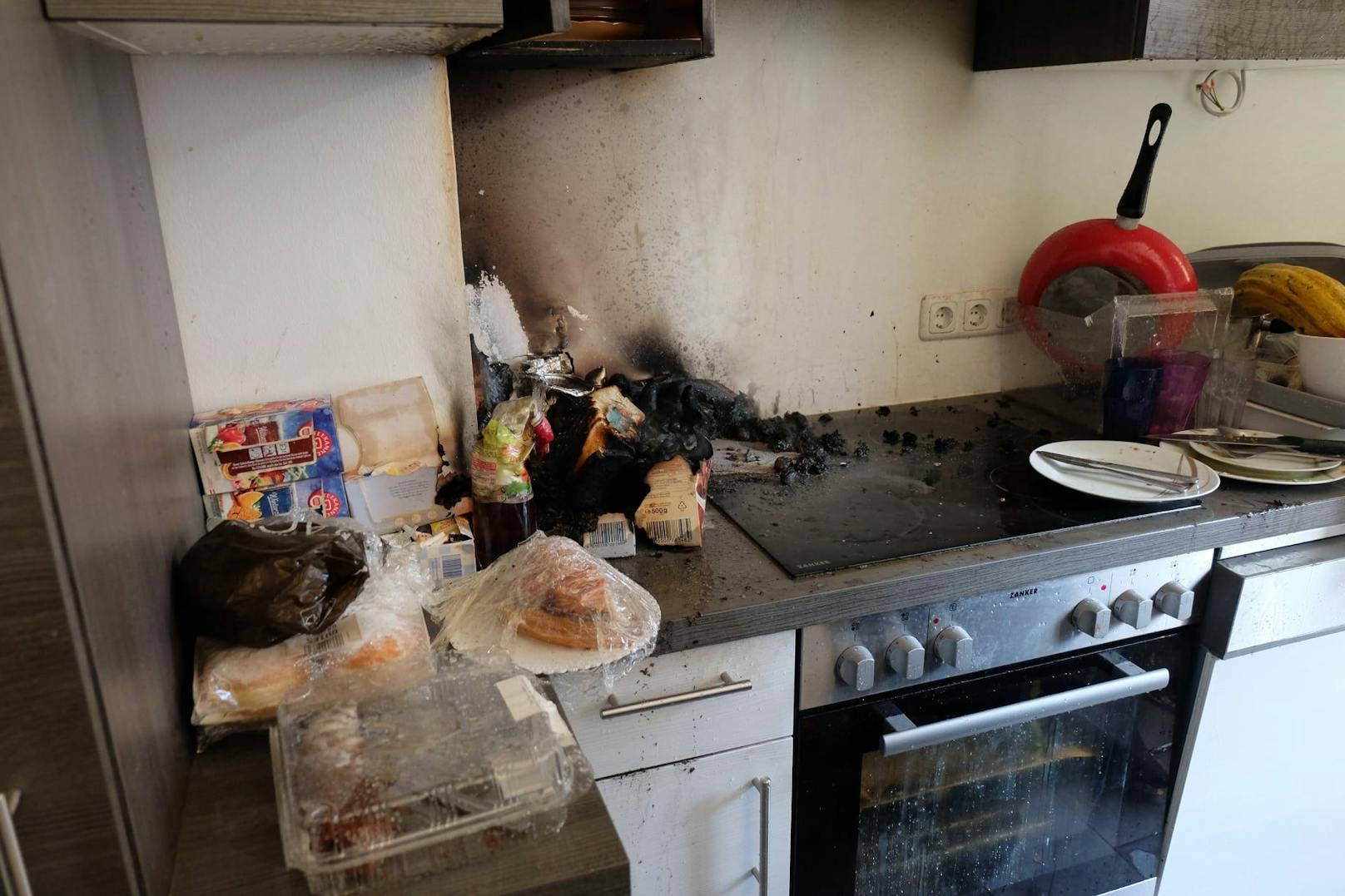 Mann kochte Snack und schlief ein – Wohnung in Flammen