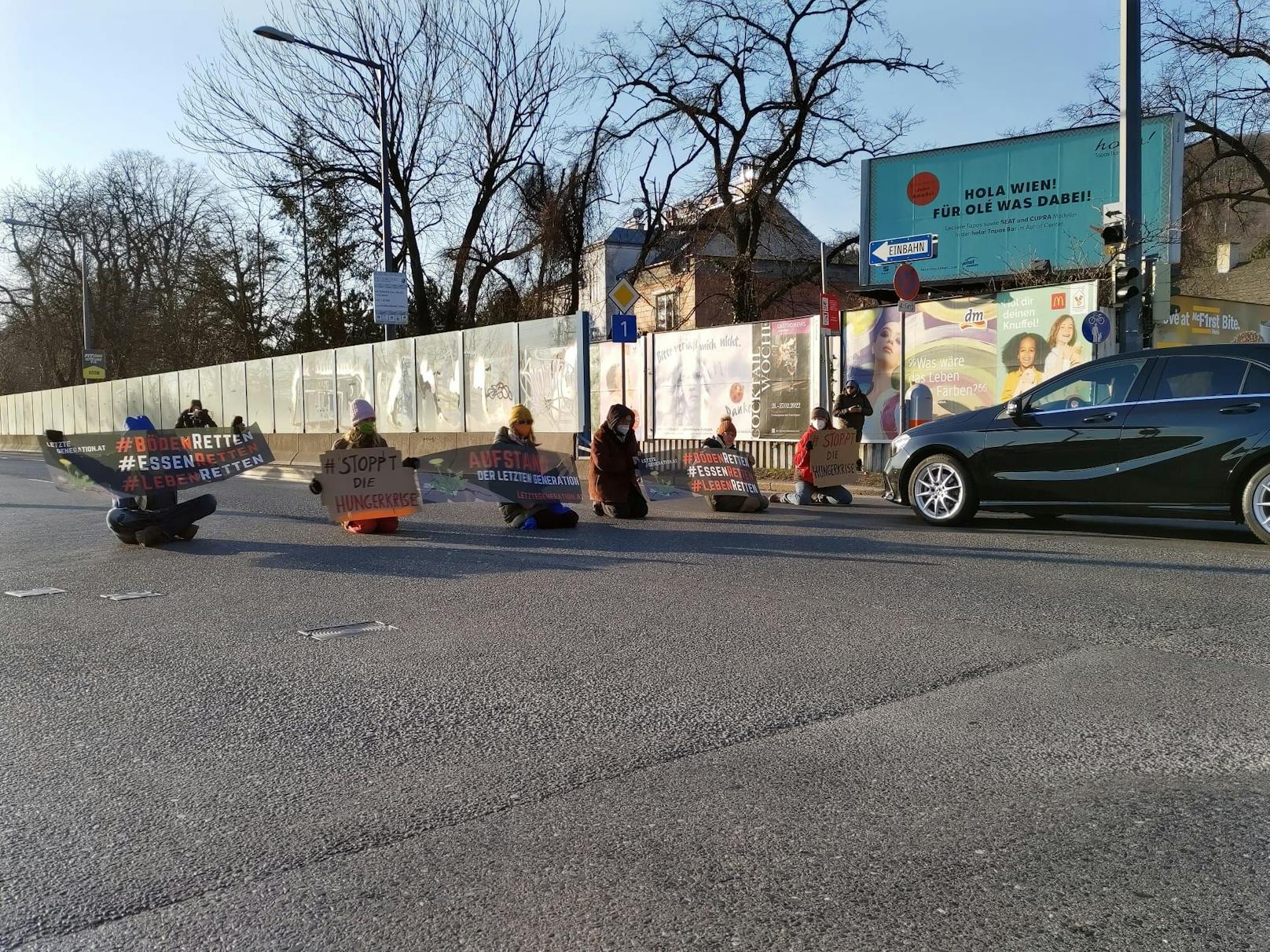 Die Aktivisten blockierten am Montagmorgen die Westeinfahrt nach Wien. 