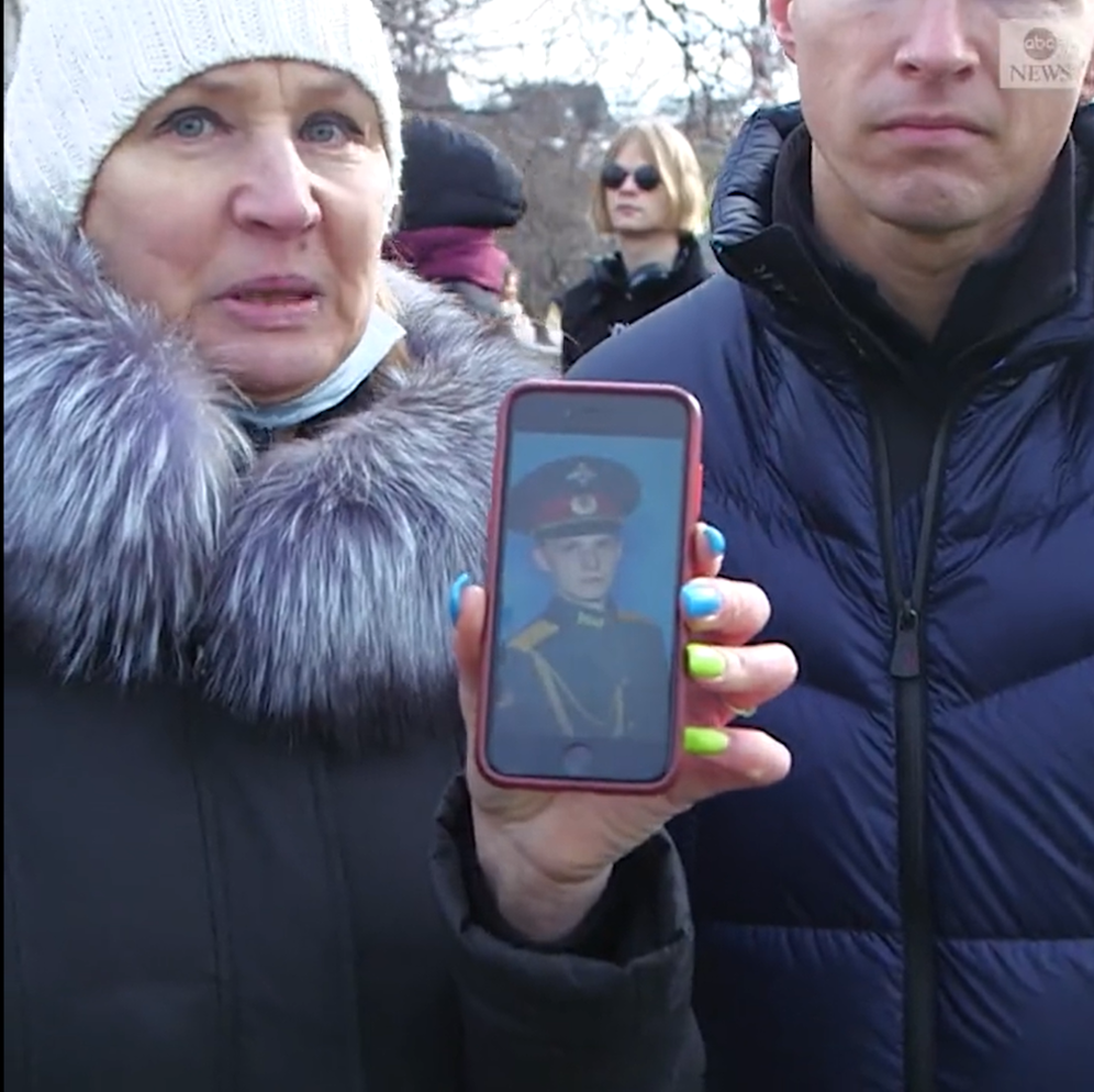 Eine russische Mutter flehte bei einem Protest in Moskau Wladimir Putin an: 