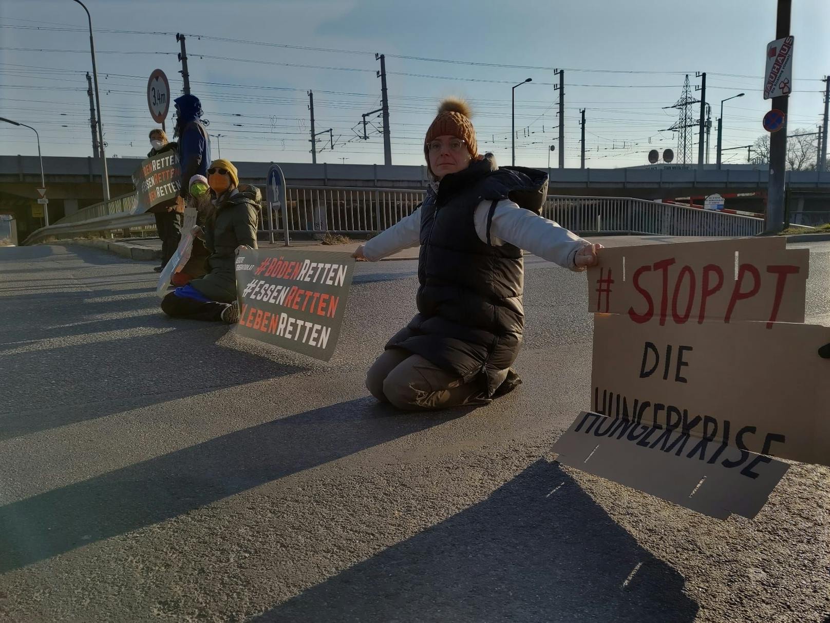 Die Aktivisten blockierten am Montagmorgen die Westeinfahrt nach Wien.