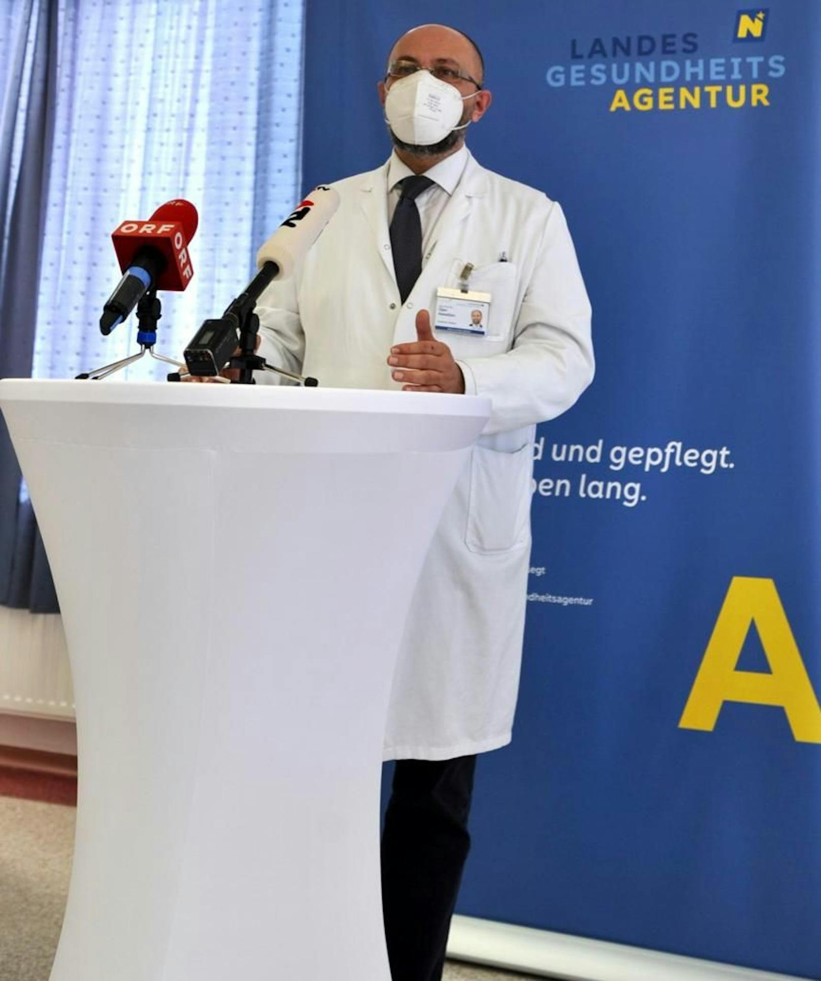 Dr.&nbsp;Ojan Assadian bei der Spitals-Pressekonferenz in Wr. Neustadt