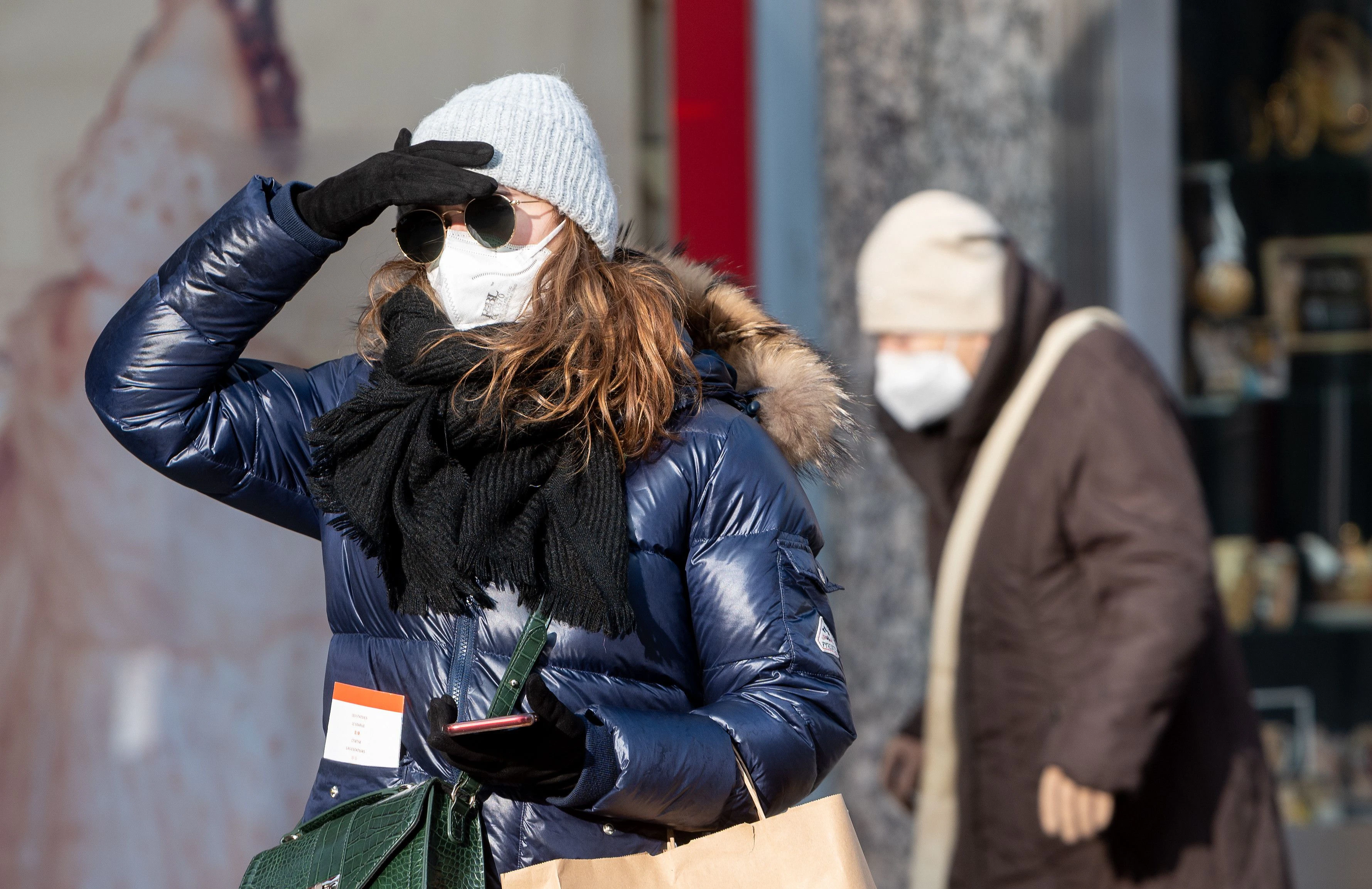 Passanten tragen zur Sicherheit FFP2-Masken am Stephansplatz.