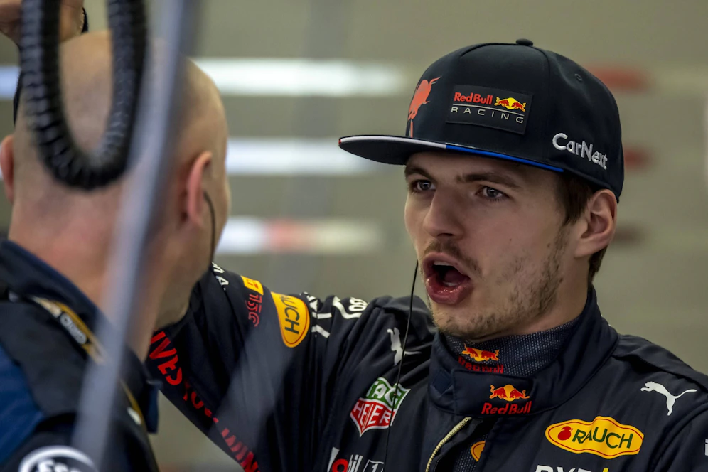 Max Verstappen schimpft über die Teamstrategie.