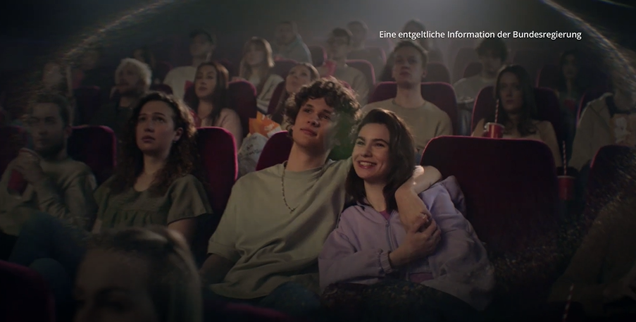 Geimpft geht auch das Schmusen beim ersten Date wieder – in Innenräumen gilt ab Mittwoch aber wieder die Maskenpflicht.