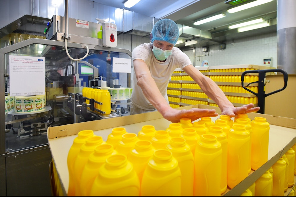 Blick in eine tschechische Firma, die unter anderem Senf herstellt. Es gibt Lieferengpässe wegen des Krieges. (Archivfoto)