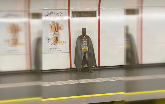Ein "Batman"-Fan zeigte sich in aller Öffentlichkeit mit kuriosem Erscheinungsbild.