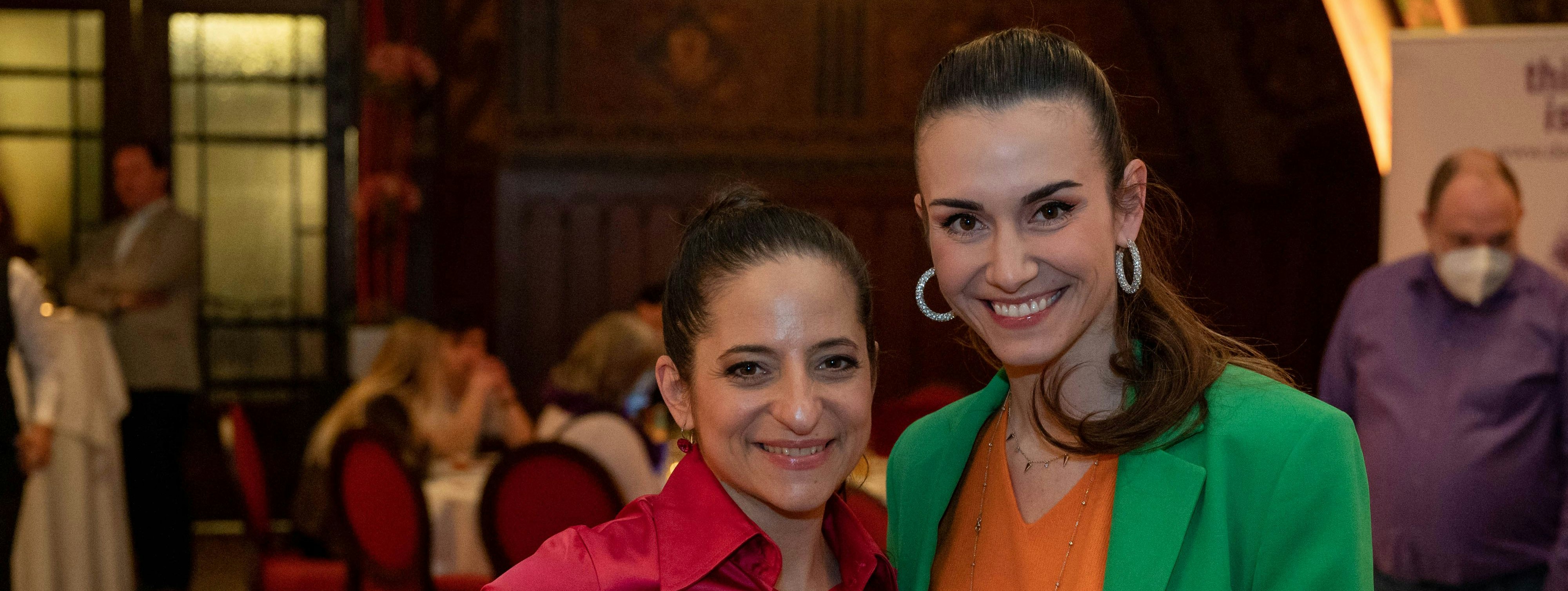 Kabarettistin Caro Athanasiadis und Model Kimberly Budinsky