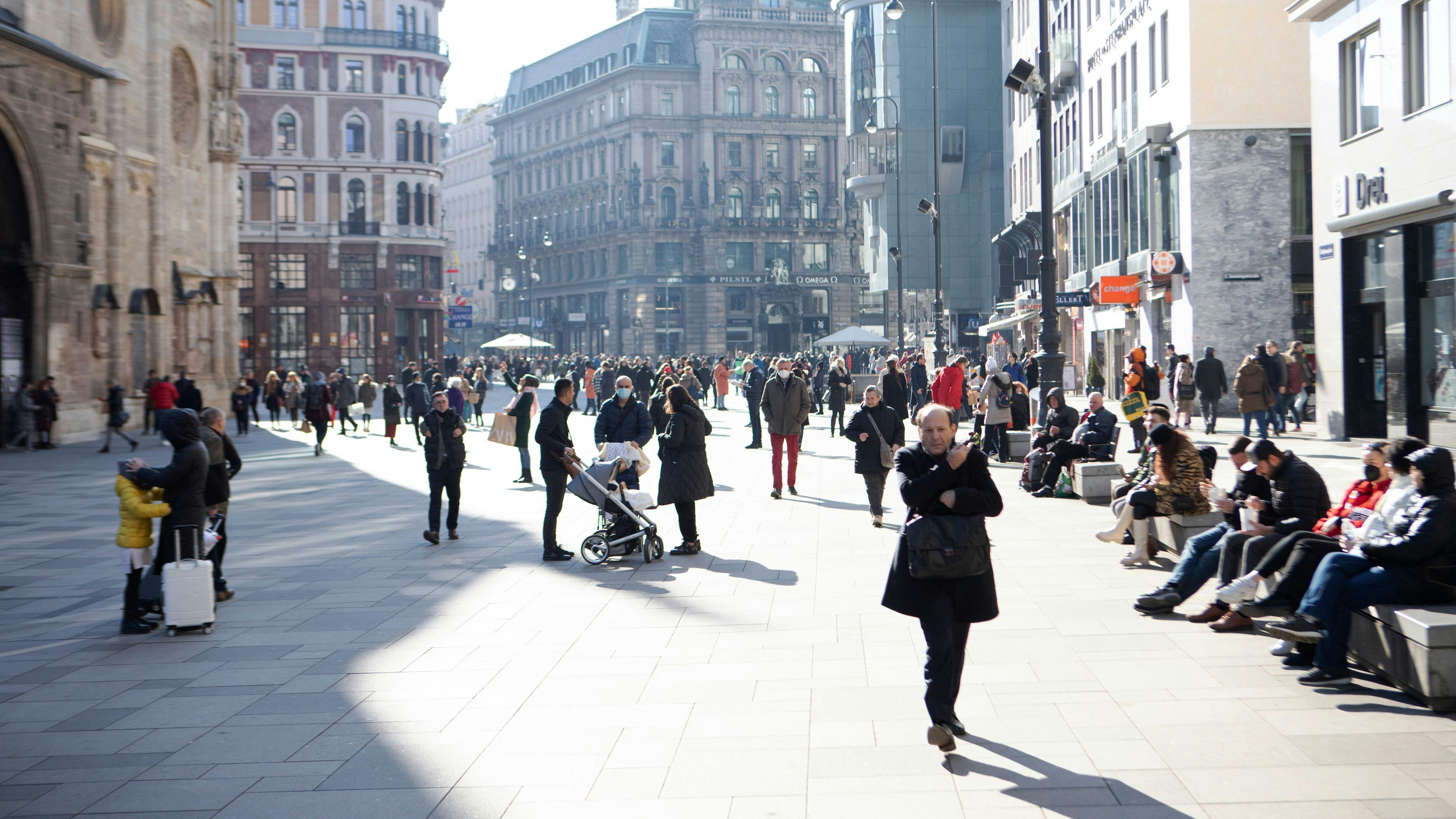 Passanten am Wiener Stephansplatz im Winter. (Symbolbild)
