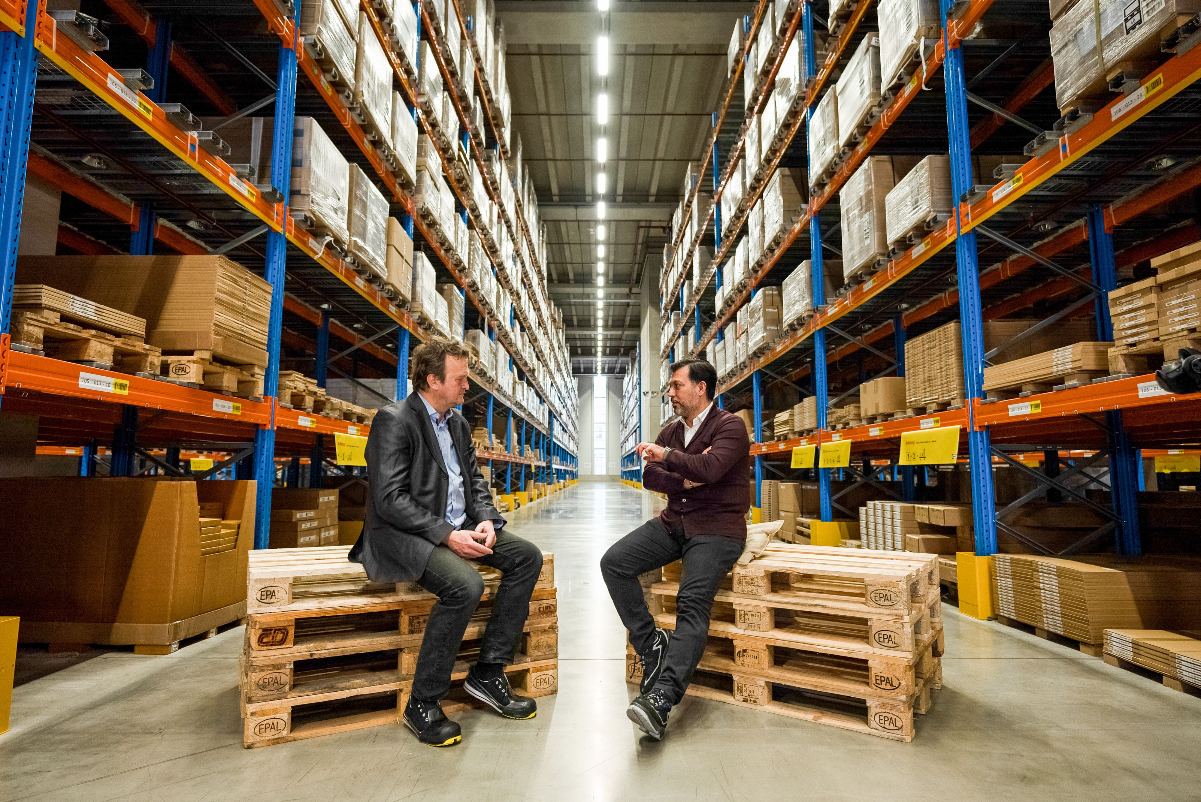 Hanno Settele (links) mit  IKEA-Chef Alpaslan Deliloglu