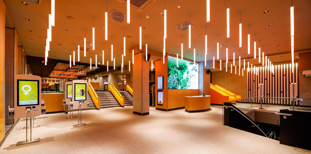 Das wiedereröffnete McDonald’s Restaurant auf der Mariahilfer Straße 85 setzt mit seiner Hightech-Innenausstattung neue Maßstäbe in Sachen Restauranterlebnis.