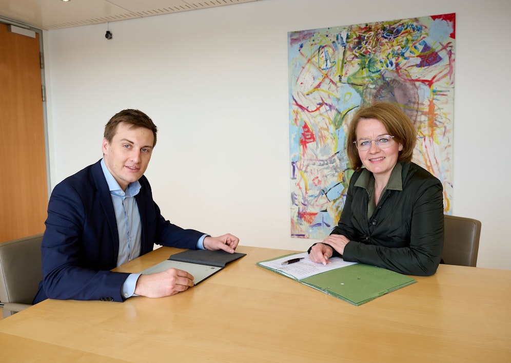 AMS NÖ Landesgeschäftsführer Sven Hergovich und Landesrätin Christiane Teschl-Hofmeister stellen die Initiative „Sprachoffensive – Angebot von Deutschkursen“ für Pflegeberufe vor