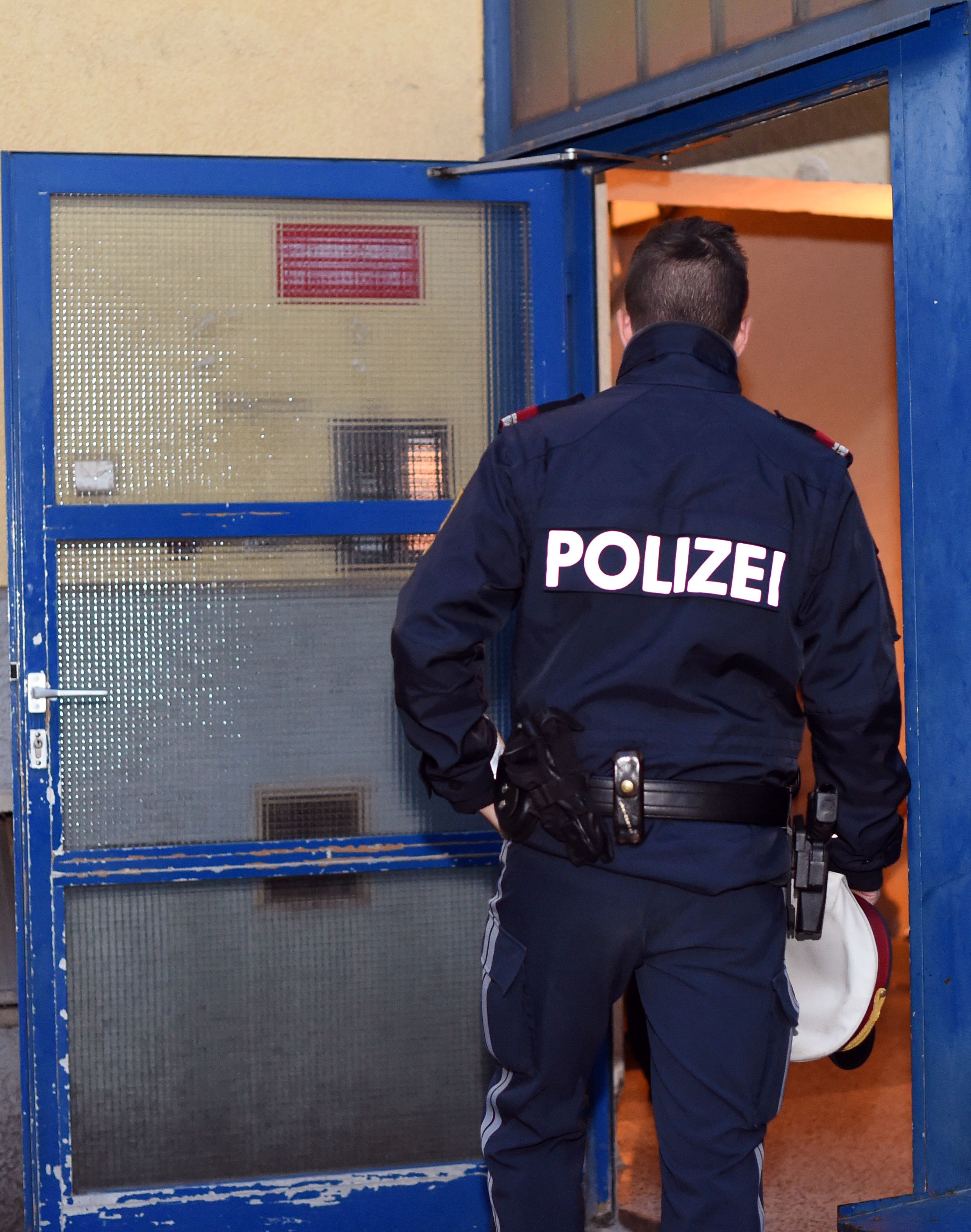 Der aggressive Mann musste schließlich von der Polizei festgenommen werden.