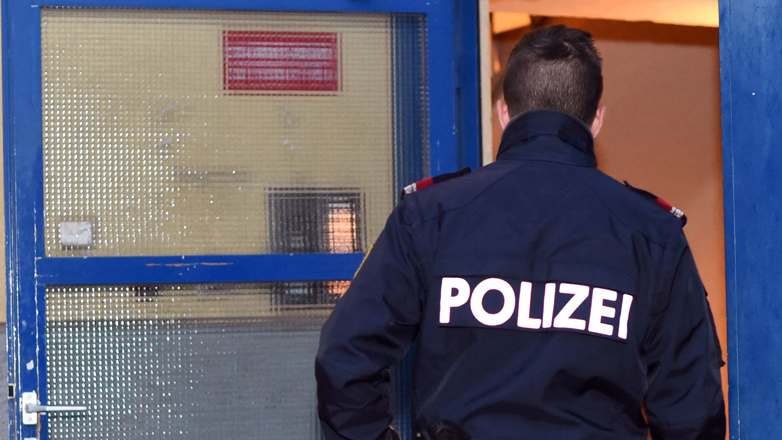 Der aggressive Mann musste schließlich von der Polizei festgenommen werden.